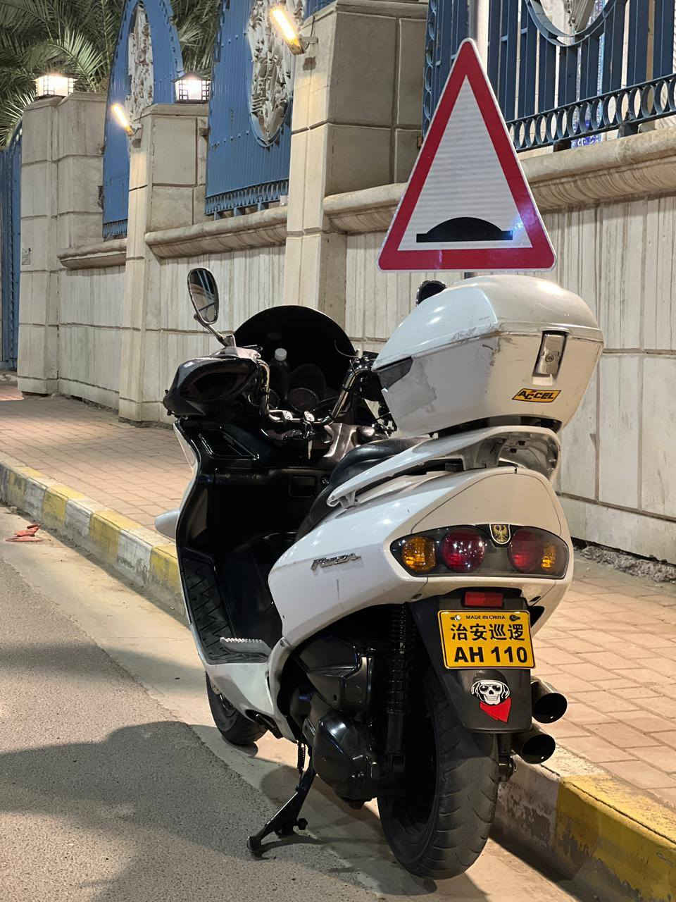 السلام عليكم عندي هذا الفورزا للبيع محركها 250cc حساس زدحام وستانه والدراجة نضيفه جدا اخذتها من معرض بغداد مو مال شارع ومكاتبه موجودة بيها ورقه وحدة  مكاني الرمادي ***********
