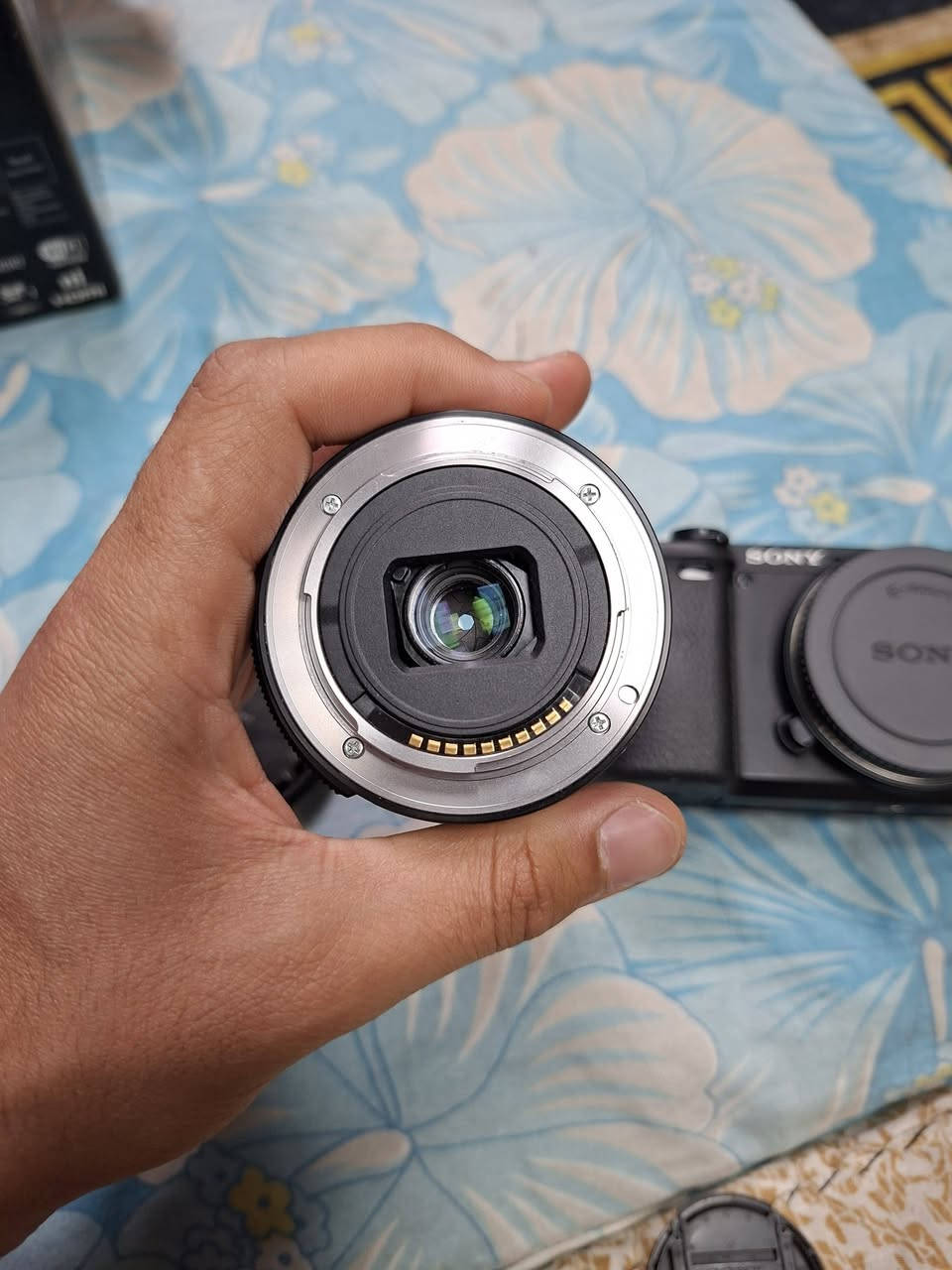 كاميرا Sony a6400 للبيع — حالة زينة وكاملة الكَيِت والملحقات
الموديل: Sony a6400، شغل داخلي محافظ عليها 

العدسة: عدسة الكيت المرفقة.

البطاريات: بطارية أصلية + 2 بطارية احتياطية KF (المجموع 3 بطاريات).

الذاكرة: كارت 64GB.

الحقيبة: حقيبة لحمل الكاميرا والملحقات.

الصندوق: العلبة الأصلية ومع كل المحتويات.

 لا خدوش كبيرة، بدون مشاكل تقنية.
السعر:900 الف 
للتواصل على الواتس اب 
***********
