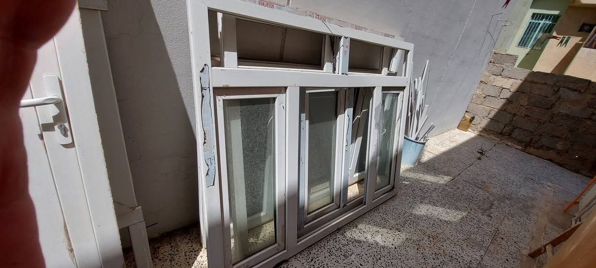للبيع شبابيك pvc ابيض.نظيف جدا قياس .1.6×1.5عدد1.  2×1.5عدد2 كامل مع الزجاج .وباب عددواحد قياس2×1.... وباب قطعتين قياس 2.4×1.4 عدد واحد كامل مع المفاتيح .سعر المتر الشباك الجديد بالسوق 30دولار بدون جام . وسعر الباب بالسوق 100 الف ..انا ابيع  .ثلاث شبابيك مع الجام بسعر 225 الف و. الابواب اثنان بسعر 125 الف .العنوان .السكر قرب جامع الرحمة للتواصل ***********
