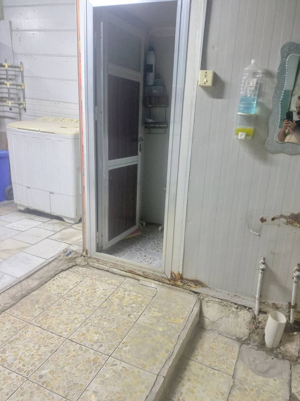 مكلف بالنشر السلام عليكم بيت للبيع ٥٠ متر ركن بيت نظيف في منطقة الشعب شارع عدن خلف متوسطة صلاح الدين محلة 339 نهاية شارع وصفي المضمد بالقرب من فلكة سوك شلال الأولى صاير بنص السوكين سوك شلال وسوك الصبح منطقة تسمى شارع ٤٠ شارع رئيسي ١٥ متر الفرعي ١٠ متر مدخلين مدخل البيت الرئيسي ومدخل على الفرع المجاور وبيه كرفان مخزن في المدخل الثاني نواقص البيت كاشي فقط الهول شي قليل تقريبا متر مربع مكفع مو كله الطابق الأرضي صالة ومطبخ ومخزن ومنور وحمامات اثنين خارجي وداخلي وفوك غرفتين زغيرة وجبيرة وسطحين البيت بأسم بنيه يعني مو ورثة ونفتح بيان ثاني يوم ونتفاهم على المخالفات
*********** ابو محمد السعر ١٤٠ مليون وبي مجال لجيتكم وبي غراض للبيع اذا احد يحب يشتري البيت والغراض مثل سبالت جداري طنين وسبلت كنتوري وكاونترات وثلاجة ومجمدة وبراد تخم قنفات البيت حاليا فارغ ومقفول يعني تتكاتب تفتح بيان تحول البيت بأسمك وتاخذ البيت لامدة ٣ أشهر ولا شي وبدون دلالية وبالخير وموفقين للمشترين والي عنده سعر بباله يتصل عليه وكلشي بالقسمة ان شاءالله تريده سكن او تأجير اقل شي ٤٠٠ يتأجر
