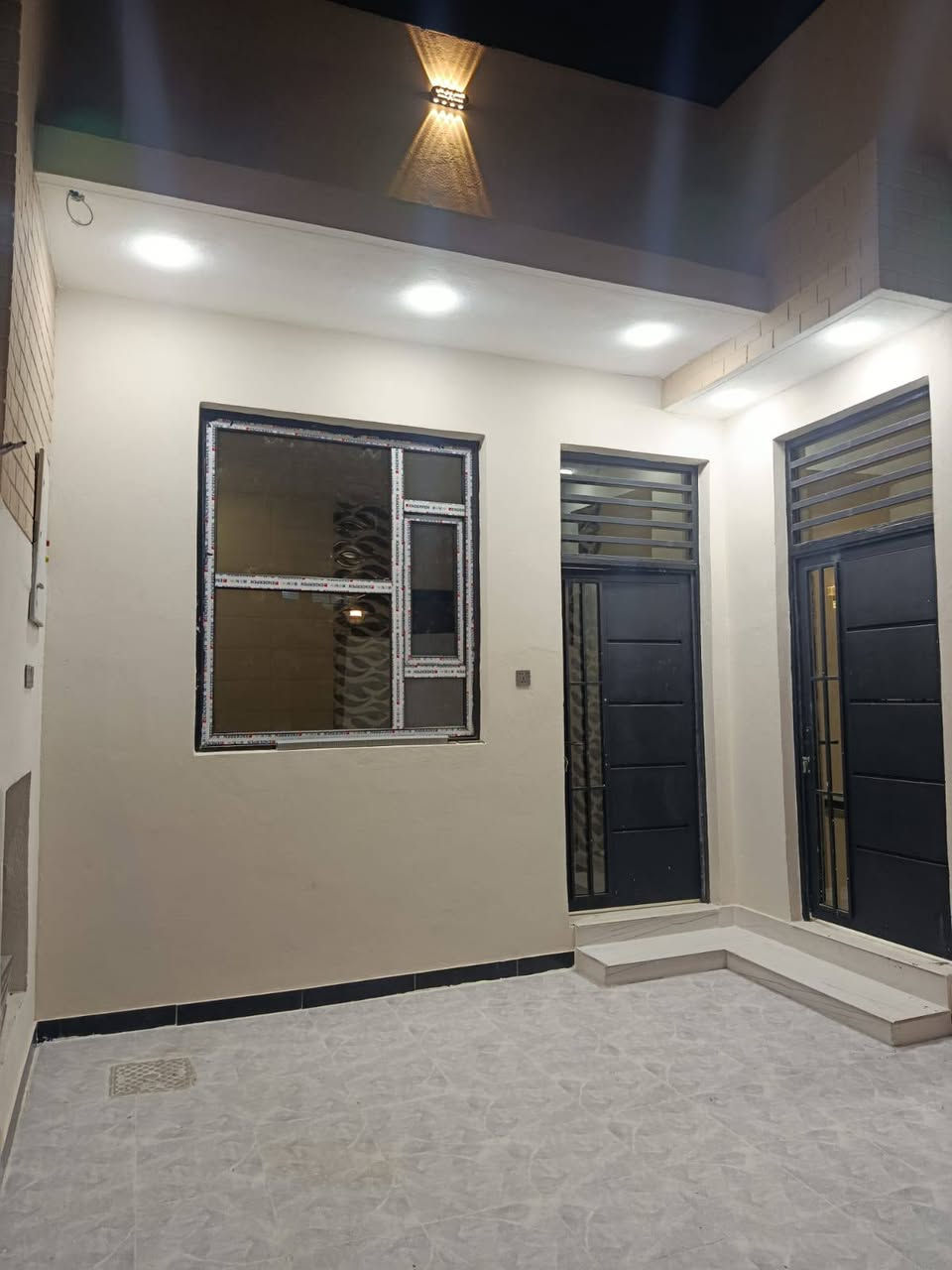 الدار للبيع ورديه داخل قرب سيد موسى تقسيم جديد كافه الخدمات ماء كهرباء تبليط اناره بيت جديد مامسكون مساحه 170متر غرفتين نوم صاله مطبخ مجمع صحيات كراج سيارات إستقبال حديقه داخليه وخارجيه بناء حديث طابو زراعي باسمنه سند25////***********للاستفسار السعر117وبي مجال أن شاء الله
