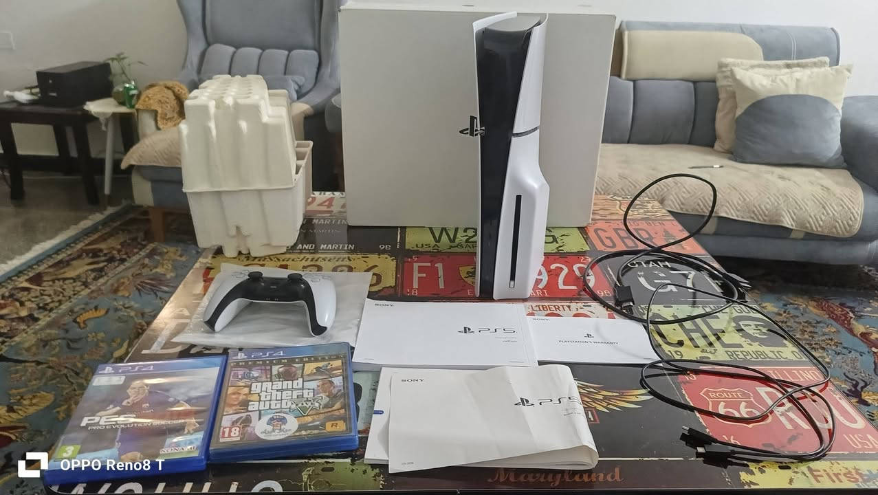 سلام عليكم بلي 5 سلم واحد تيرا للبيع فقط مستعمل قليل اخو الجديد جميع محلقاته كاملة و اليده الاصليه ويا و لعبتين جي تي اي 5 و بيس 18السعر 725 و بي مجال للاتصال *********** المكان الدوره
