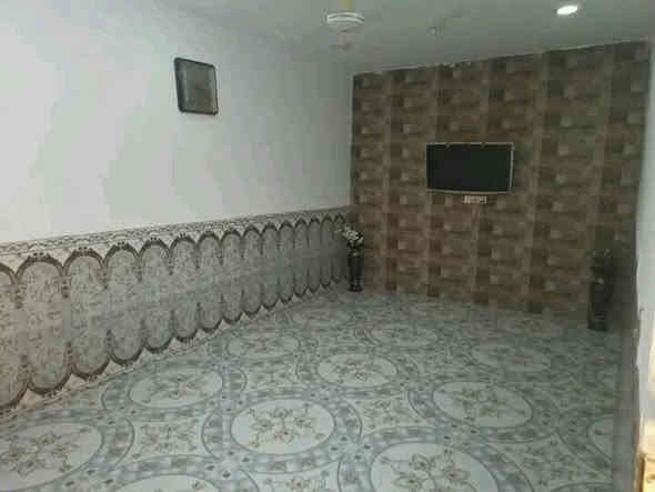 السلام عليكم. بيت للبيع بحي الحكيم قريب م̷ـــِْن جهه الدبيه. مساحه 160 متر. مكون م̷ـــِْن عرفتين مساحه الغرفه الواحده 4x4. وهول واستقبال ومطبخ وصحيات نزال البيت 20 مبني م̷ـــِْن البلوك مبيض اساس طابوك.  السعر 34 وبي مجال..  للاستفسار  ***********
