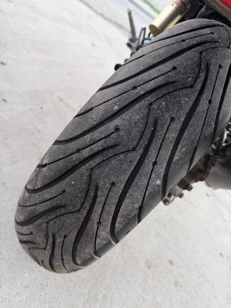 cb400 مۆدێل 2005
مەکینە کەپس
دوو تایەی سفری لەبنە 
کامل کەمالیاتی بۆ کراوە 
یەک دینار مەسرەفی نیە گێچی ئەلیکترۆنی بۆ بەستراوە 
بەس سالنسەکەی ١٥٠ هەزاری پێدراوە کامل کارڤۆن ڤایبەره ئەسلیە  وەها لە مانتۆرەکە بێمنەتم یانی هەزار هەزار ماشەلای لێبێت لە ڤیدۆ چەند جوانە لە رو بەرو دە هێندە جوان نەبوو هەر برایەک هات حەقی رێگاشی دەدەمەوە گەر بە دڵی نەبوو یانی بەس ماشەلای دەوێت درعی بەربونەوەشی بۆ بەستراوە مانتۆرەکە کەوتنیشی نیە یەک ٢٥٠ مەسرەفی هەبوو  گلەیی بکە پارەیەکی تەواو زۆرم لێداوە ئێساش کارم بە پارەیە هەر کەسێکیش حەزی لێبو بۆ نرخەکەی با پەیوەندیم پێوە بکات لە هەولێریشم نزیک جادەی ١٥٠ ژمارە تەلەفۆنەکەشم ***********
*********** أربيل, العراق
