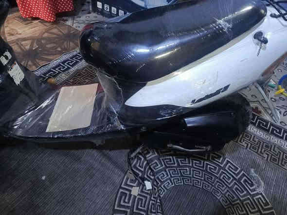 سلام عليكم درجه سازوكي جديده للبيع وكله شغاله سلف اشاير هورن  لايت بكلايت  كله شغاله ومابيه أي نقص وأوراق باسمي وبيه مكينه ناعمه وجديده والياخذهه مايخسر ومايذب عليه ربع دينار الدراجه كله ابلاد السعر 400الف  وصارله 30يوم من الوكيل عنواني ميسان حي الحسين وهذا رقمي ***********
