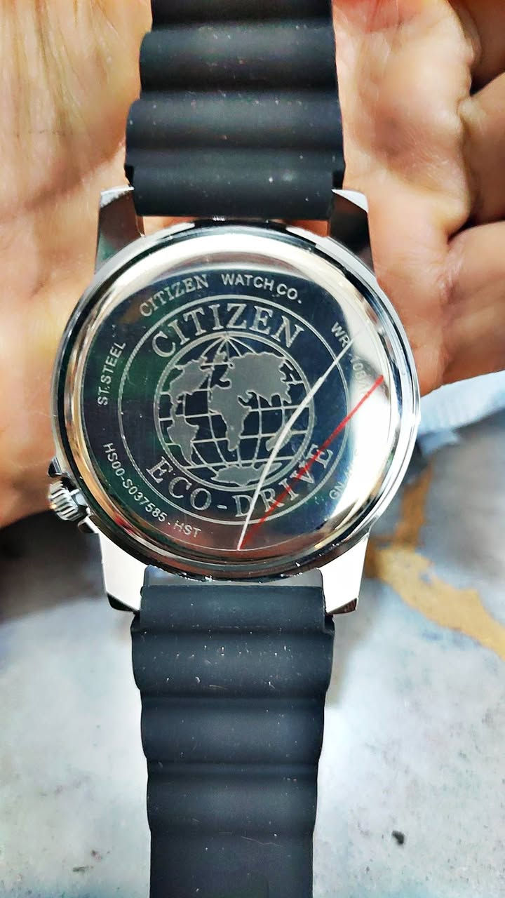 التقنية: تعمل بتقنية Eco-Drive التي تشحن الساعة من أي مصدر ضوء، مما يلغي الحاجة لتغيير البطارية.
التصميم: هيكل من الفولاذ المقاوم للصدأ بقطر حوالي 44 ملم، ومينا أسود مع عقارب ومؤشرات مضيئة لسهولة القراءة في الأعماق.

المقاومة: مقاومة للماء حتى عمق 200 متر، ومتوافقة مع معايير ISO لساعات الغوص.

السوار: تأتي بسوار مطاطي أسود متين، مطبوع عليه جدول N.D. Limits (حدود عدم إلغاء الضغط) الذي يساعد الغواصين في حساب أوقات الغوص الآمنة. 

السعر 25 الف من بضاعة DHL البرازيلي 
ساعة مكينة ياباني 
صور الحقيقة مرفق


**إذا كنت صاحب هذا الإعلان وتريد حذفه لأي سبب، رجاءا أرسل رسالة إلى الدعم الفني**