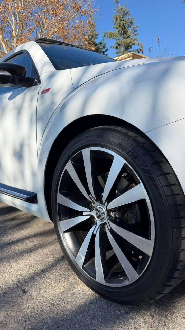 ڤۆکس واگن بیتلی 2015 خەلیجی
سەیارەکی جوان بی مەسرەف زۆر پاک ماوەتەوە 
100,000km رۆیشتووە
سەیارەکە بی سبووخە سێ شووینی تەعدیلە
سەیارەکە ماسەفات R lina فوول مواسەفاتە
نرخی 153 وەرەقوو مەجالی تیدایە 
لۆ زانیاری زیاتر ژ.م(***********) أربيل, العراق
