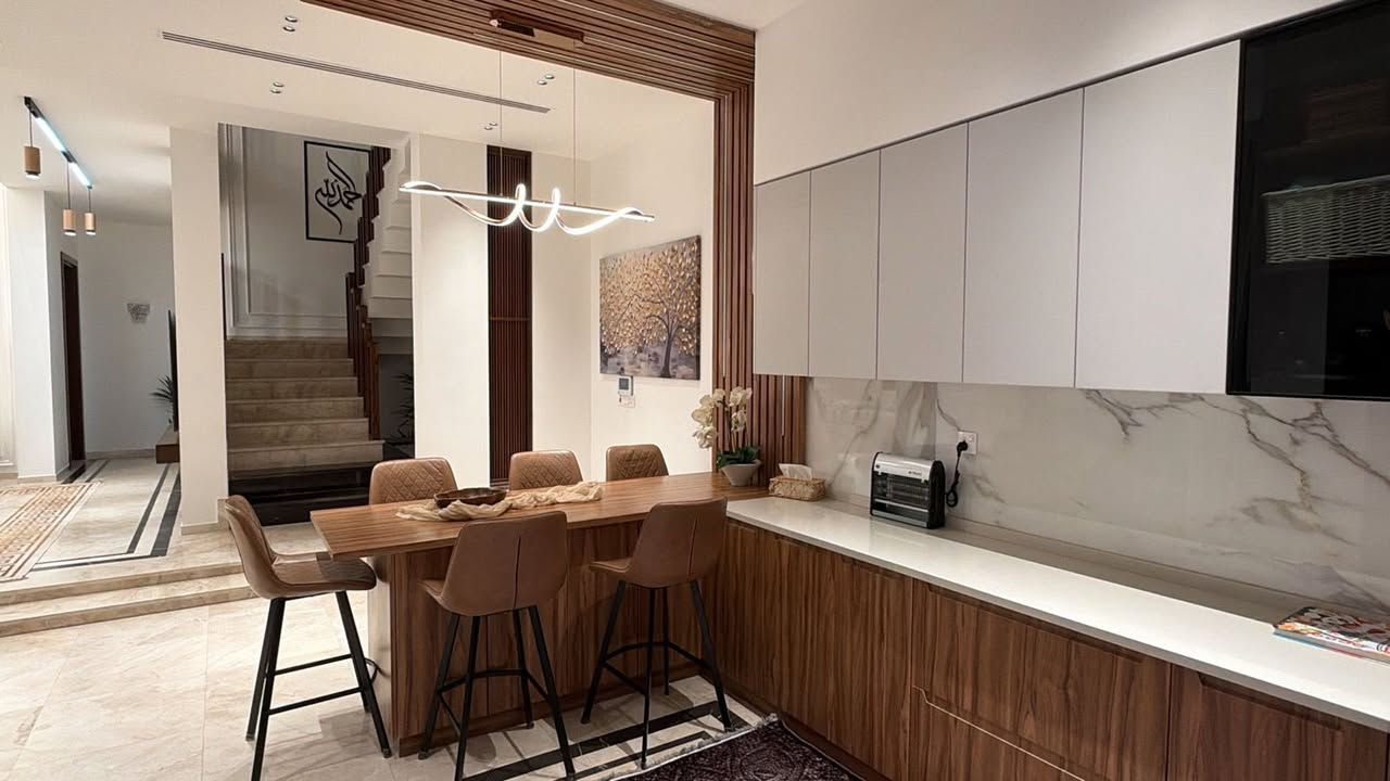 � بيت حديث فاخر للبيع (فوق الدرجة الأولى)

📍 الموقع: زيونة – محلة 716 المربع الذهبي
▪️ المساحة: 240 م²
▪️ الواجهة: 8 م
▪️ النزال: 30 م
طابقين ونصف

🔹 المواصفات
 • واجهة مرمر
 • أرضيات مرم
 • درج سنديان
 • أبواب سنديان
 • ألمنيوم شركة نوماكس
 • 5 غرف نوم
 • مطبخ حار / بارد
 • حديقة داخليه
 • صالة دبل هاي
 • خدمات
 •كراج

#أعرض_عقارك_وأنت_مطمأن_في_مكتب_مجاز_رسمياً

للأستفسار ⬇️
#مكتب_الشمري_للخدمات_العقارية
📱***********  ابو حسين الشمري
📱***********  حسين الشمري

🏡 عنوان المكتب(زيونة 716-مدخل الجدار سنتر القديم-مقابل مدرسة الزوراء)
