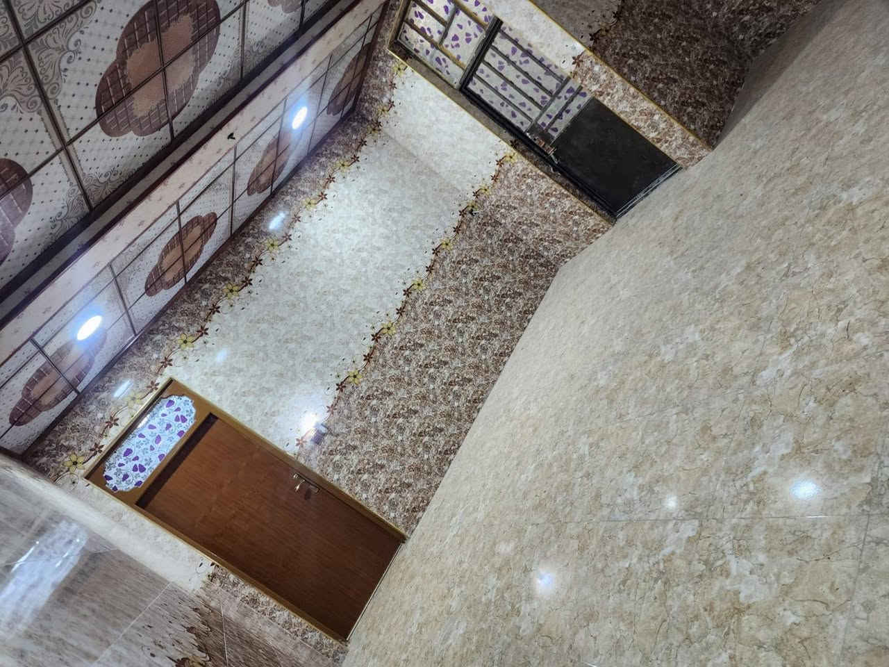 السلام عليكم بيت معروض للبيع بلبراكيه شارع السبيس سند 25 قرار محكمه مشمول بقرار 320قرب مدرسة زهور الجنائن المساحه 100متر بناء طابوك ارضيه صب سقف كونكريت طابقين طابق الاول يحتوي ع مطبخ وصاله ومنور وغرفه  وصحيات خارجيه الطابق الثاني غرف عدد 2وحده من الغرف سويت وصاله  سقوف ثانويه شارع 10متر البيت جاهز من كلشي السعر 55 وبي مجال بسيط للاستفسار يرجى الاتصال ***********
