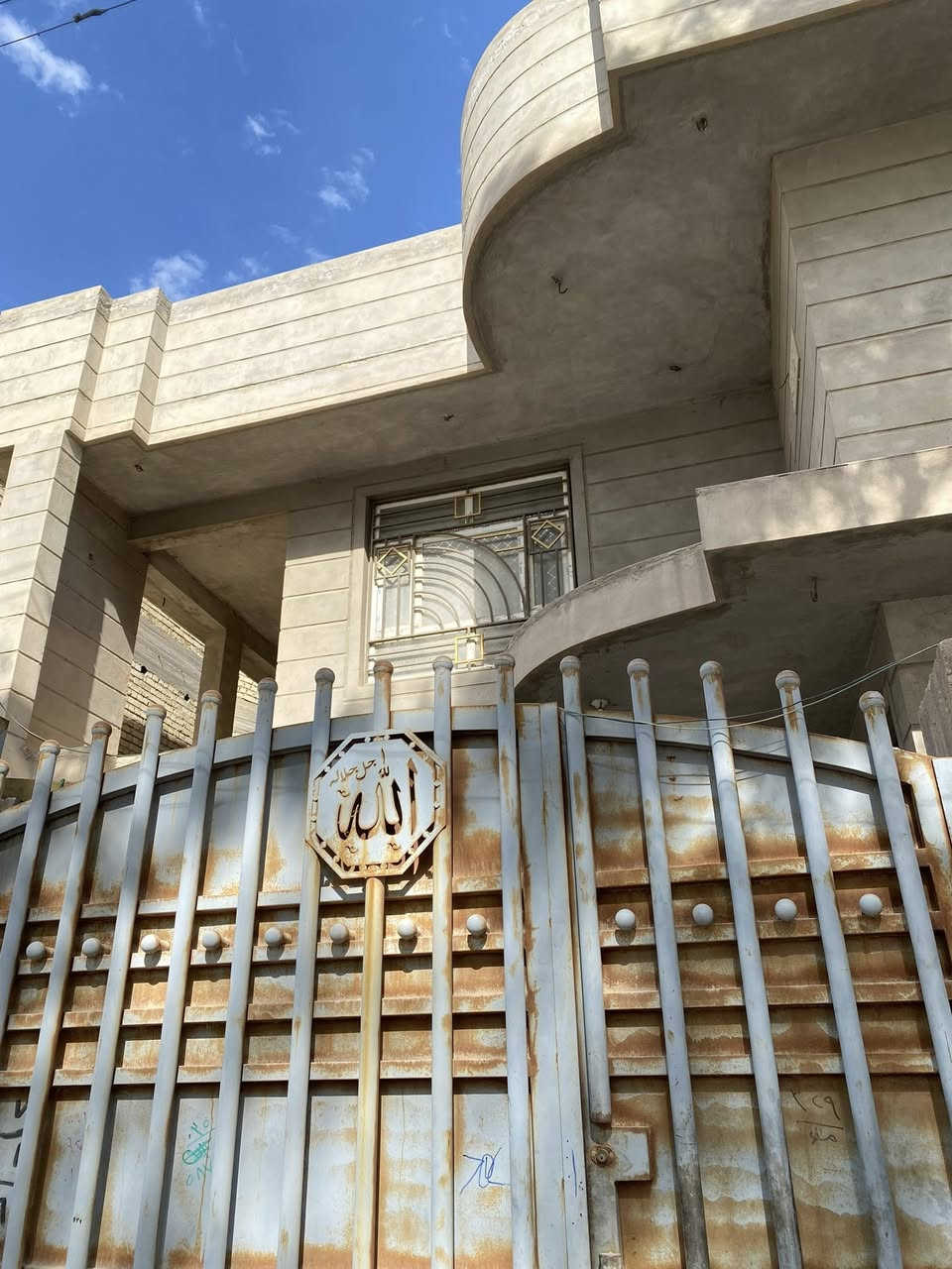 السلام عليكم بيت للبيع  
طويريج شارع المستشفى مقابل كازينو الفنجان 
مساحة البيت 240م متكون من 4 غرف نوم واستقبال ومطبخ حار وبارد  وصحيات داخلية 2 وخارجية وحدة واستقبال  
للاستفسار الاتصال بهذا الرقم 

0773 518 8169
