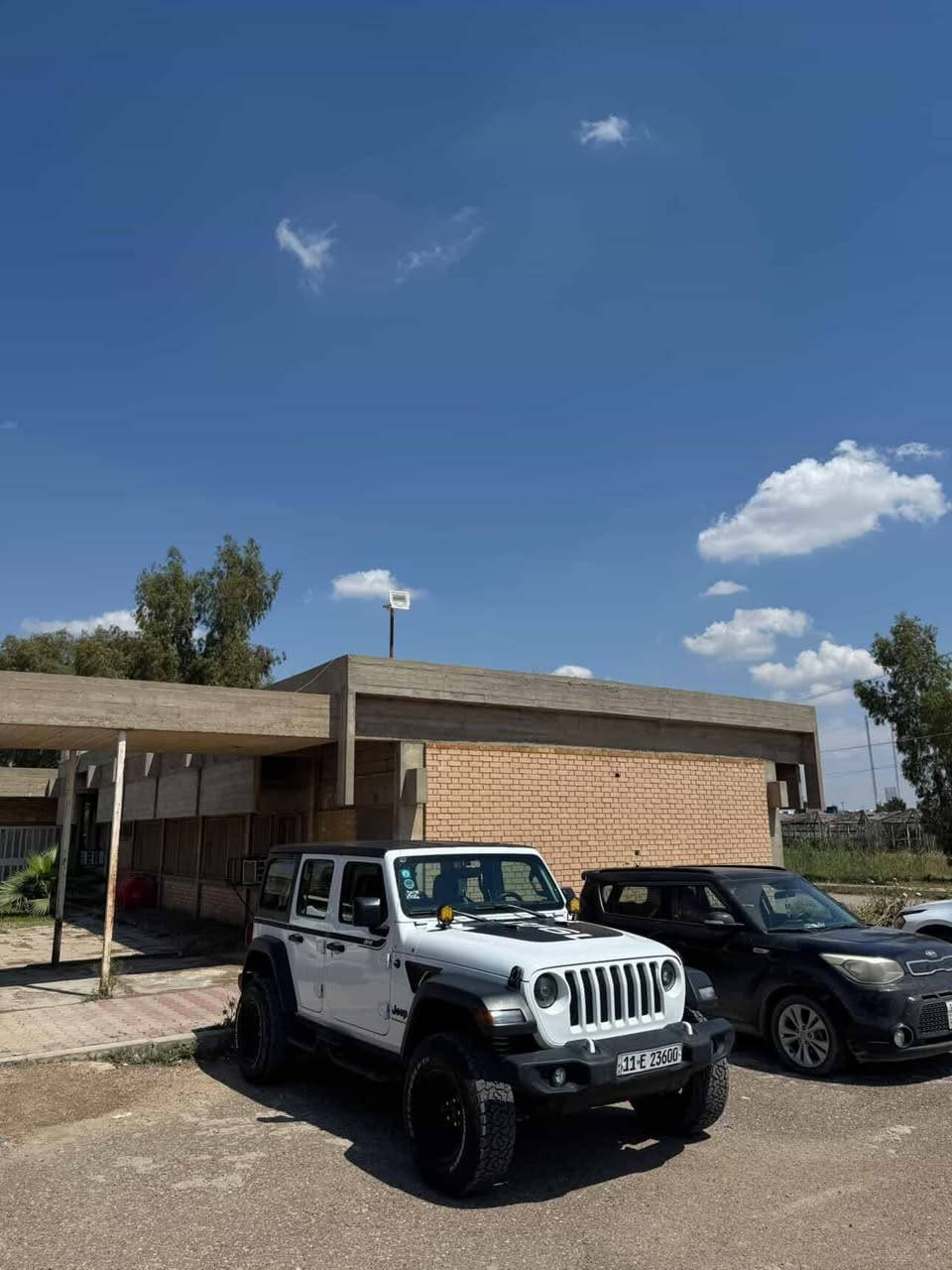 بسعر 26,800$ 
Jeep wrangler SPORT 2023
وارد أمريكي ضرر السيارة قطعة واحدة 

⚙️محرك 4 سلندر 2.0T توربو
🛞الدفع دبل 4x4

مواصفات SPORT 
•كاميرا خلفية 
•شاشة تدعم بلوتوث 

● الإضافات ع السيارة 
•دبلان فوكس بيرفورمانس 2.5 انش
•لويات + شمعات من شركة راف كونتري
•ويل أمريكي أصلي عرض 9.5 انش بدون سبيسر
•تايرات حجرية 285/75/17 جدد عدد 5

ماشية 41,000mi

رقم الشاصي مُرفق ✅️
1C4HJXDN8PW533333

السيارة + التعديلات مكلفة 35.000$
سعر البيع 26.800$

مرقم بغداد بإسم شخصي تحويل مباشر
مكان السيارة بغداد السيدية

للإستفسار 
*********** إتصال أو واتساب

#jeep #wrangler #للبيع
