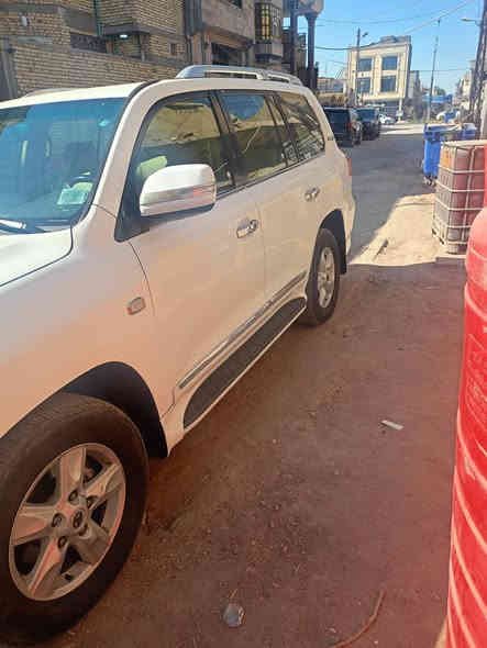 السلام عليكم
لاند كروز فكسارة ٢٠٠٩ مكفولة من التجية والضربة بيهه مكانات صبغ فقط وافحص وين متريد رقم بصرة دولي باسمي رقم مميز
مكينه وكير بالجيس ٨ سلندر جدا نظيفات
السعر ٢٧٥ وبيهه مجال للشراي 
مكاني البصرة الهارثة
***********
