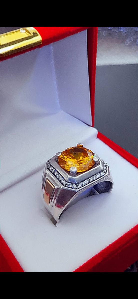 خاتم ايطالي الصياغة من الفضة مع الذهب الخالص عيار 18 مرصع بالماس الحولي مع الزفير بحجم خشن ... 

       ***********             واتساب
