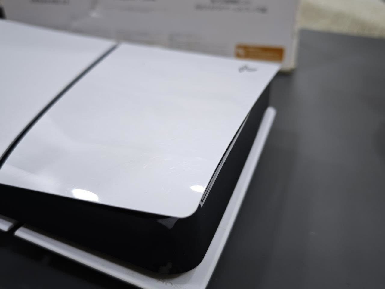 � بلايستيشن 5 سليم (PS5 Slim) إصدار الأقراص
📦 الجهاز بحالة ممتازة مع الكارتون الأصلي
✅ المواصفات:
 • سعة التخزين: 1 تيرابايت SSD فائق السرعة
 • إصدار الأقراص (يدعم الألعاب الفيزيائية والرقمية)
 • يد تحكم DualSense أصلية عدد (2)
 • دعم دقة 4K HDR
 • معدل يصل إلى 120 إطار بالثانية للألعاب المدعومة
 • تقنية تتبع الأشعة (Ray Tracing)
 • صوت ثلاثي الأبعاد 3D Audio
 • واي فاي وبلوتوث مدمج
 • تشغيل ألعاب PS4 وPS5
📦 المحتويات:
 • جهاز PS5 Slim
 • عدد 2 يد تحكم أصلية
 • الكارتون الأصلي
 • الأسلاك الأصلية
 • قرص فيفا كرة قدم 

🔹 الجهاز نظيف جدا وجاهز للتجربة

💰 السعر:  800 الف 
📍 الموقع: بغداد 
📞 للتواصل: ***********

