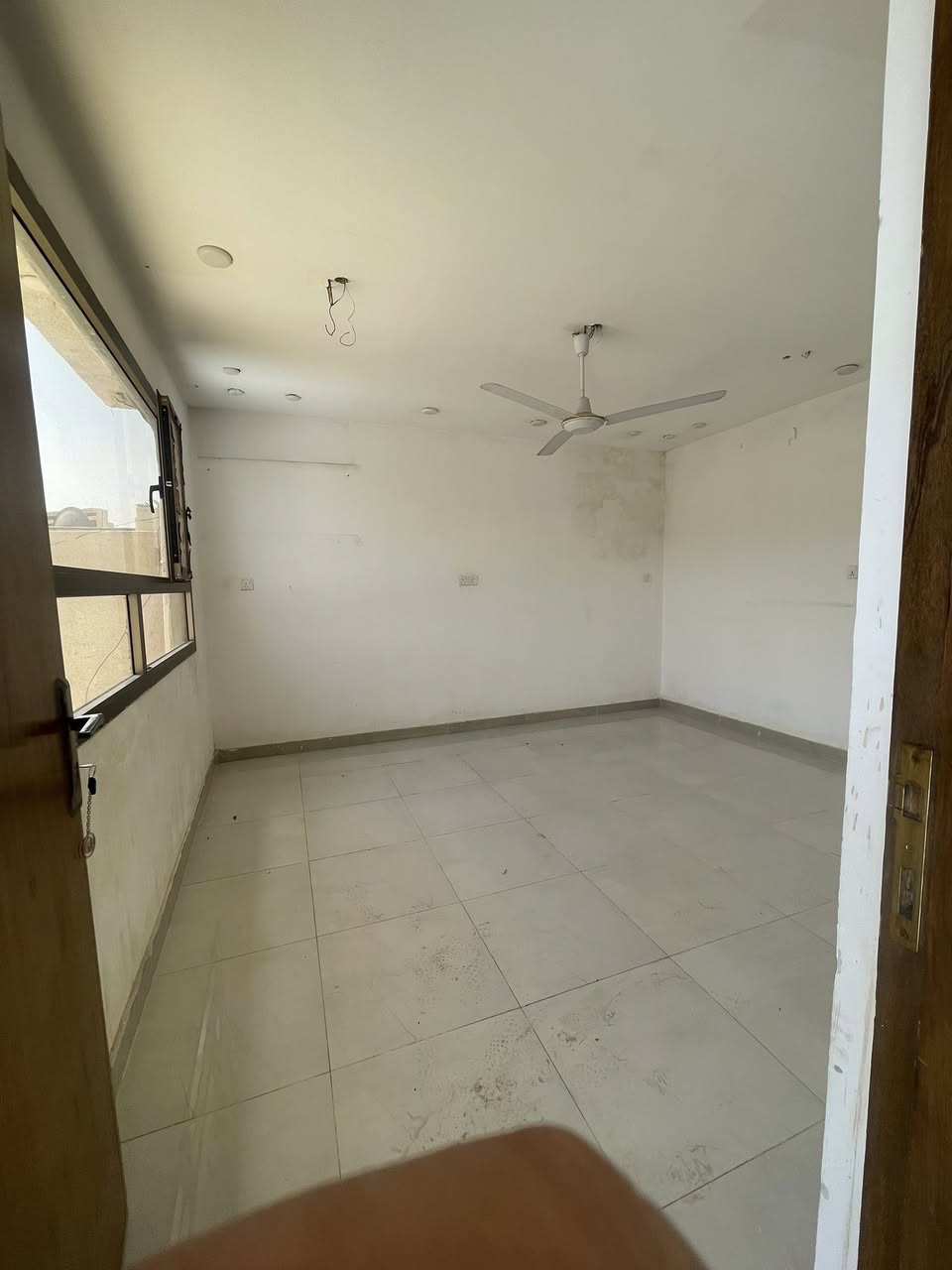 سلام عليكم مشتمل للايجار محله 714 غرفتين وصاله ومطبخ وسطح معزول للاستفسار *********** قرب مول بيانو
