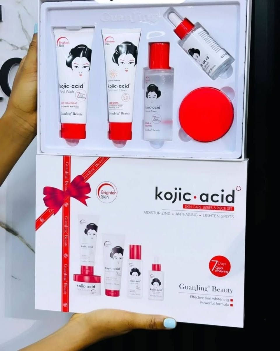 مجموعة العناية بالبشرة من كوجي سان GuanJing Beauty Kojic Acid، وهي سلسلة منتجات مصممة خصيصاً لتفتيح البشرة، و مكافحة الشيخوخة، وعلاج التصبغات والبقع الداكنة. تعتمد هذه المجموعة على حمض الكوجيك (Kojic Acid) الذي يعمل على تثبيط إنتاج الميلانين، مما يساعد في توحيد لون البشرة وتقليل آثار حب الشباب والبقع الناتجة عن الشمس. 

✅تتكون المجموعة الخماسية الظاهرة في الصورة عادةً من المنتجات التالية:
✔️غسول الوجه (Facial Wash): لتنظيف البشرة بعمق وإزالة الشوائب والزيوت.
✔️تونر الجوهر (Essence Toner): يساعد في ترطيب البشرة وشد المسام.
✔️سيروم الوجه (Face Serum): تركيبة مركزة لتقليل التجاعيد وتفتيح البقع.
✔️كريم الوجه (Face Cream): للترطيب العميق وتفتيح البشرة.
✔️كريم واقي الشمس (Sunscreen Cream): حماية SPF 50 من الأشعة فوق البنفسجية لمنع ظهور تصبغات جديدة. 
#الاصلي
السعر25 الف
🚘يوجد خدمة توصيل لجميع محافظات العراق ٤ الاف 🚘


**إذا كنت صاحب هذا الإعلان وتريد حذفه لأي سبب، رجاءا أرسل رسالة إلى الدعم الفني**