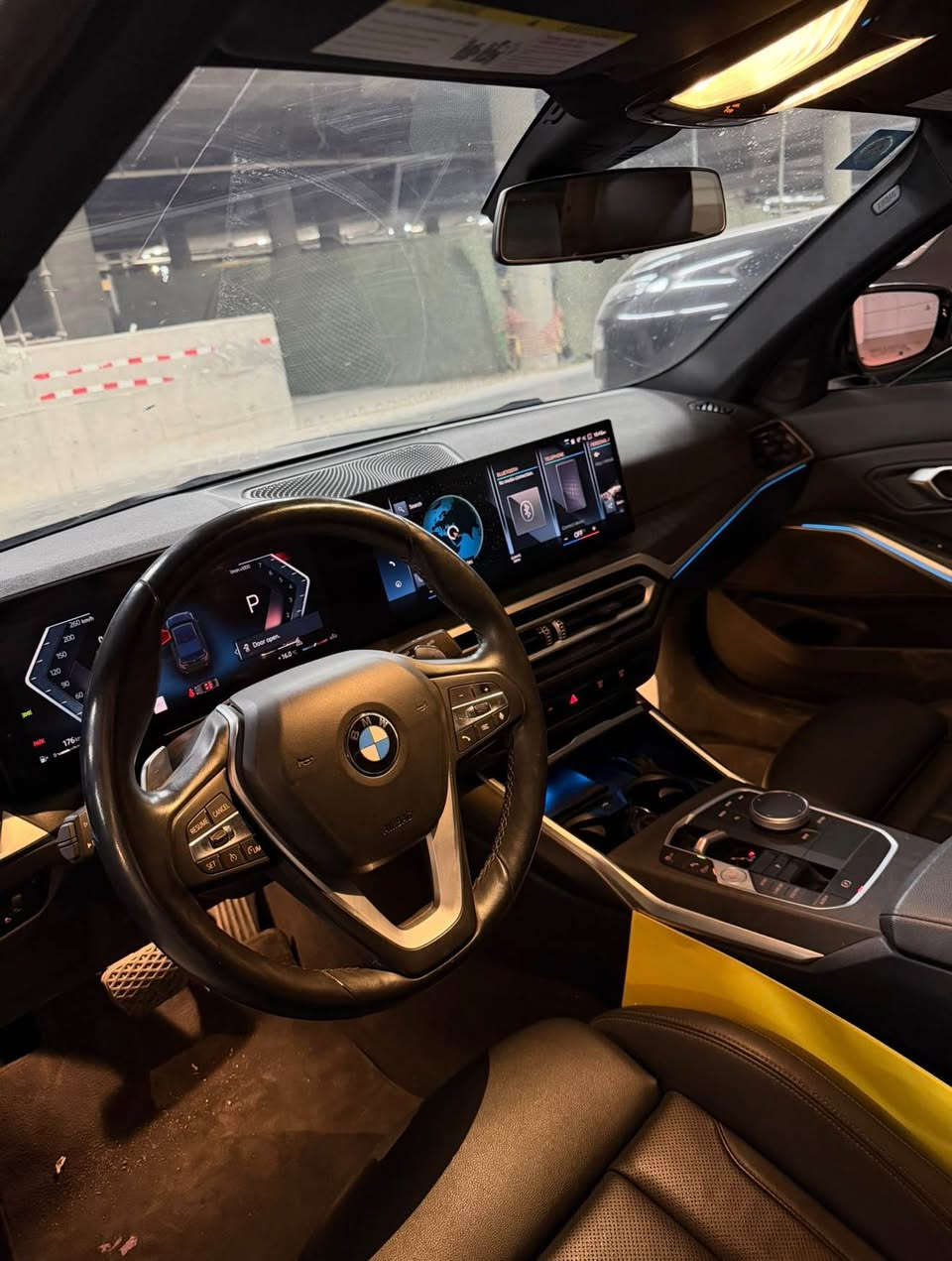 BMW 330i (( بانزين فقط )) المرغوب 
فول مواصفات فتحه وجلد وكراسي كهرباء 
(( كلين تايتل )) بدون حادث مكفوله وبدون صبغ ولا بارد ولا تبديل فقط كسر با دعاميه اجت من أمريكيه بدون ايرباك
السياره جديده جدا ماشيه 44 الف 
رقم بغداد باسمي عنواني منصور 
*********** 
سعر السياره 295 ورقه سعرها بلاش بغداد, العراق
