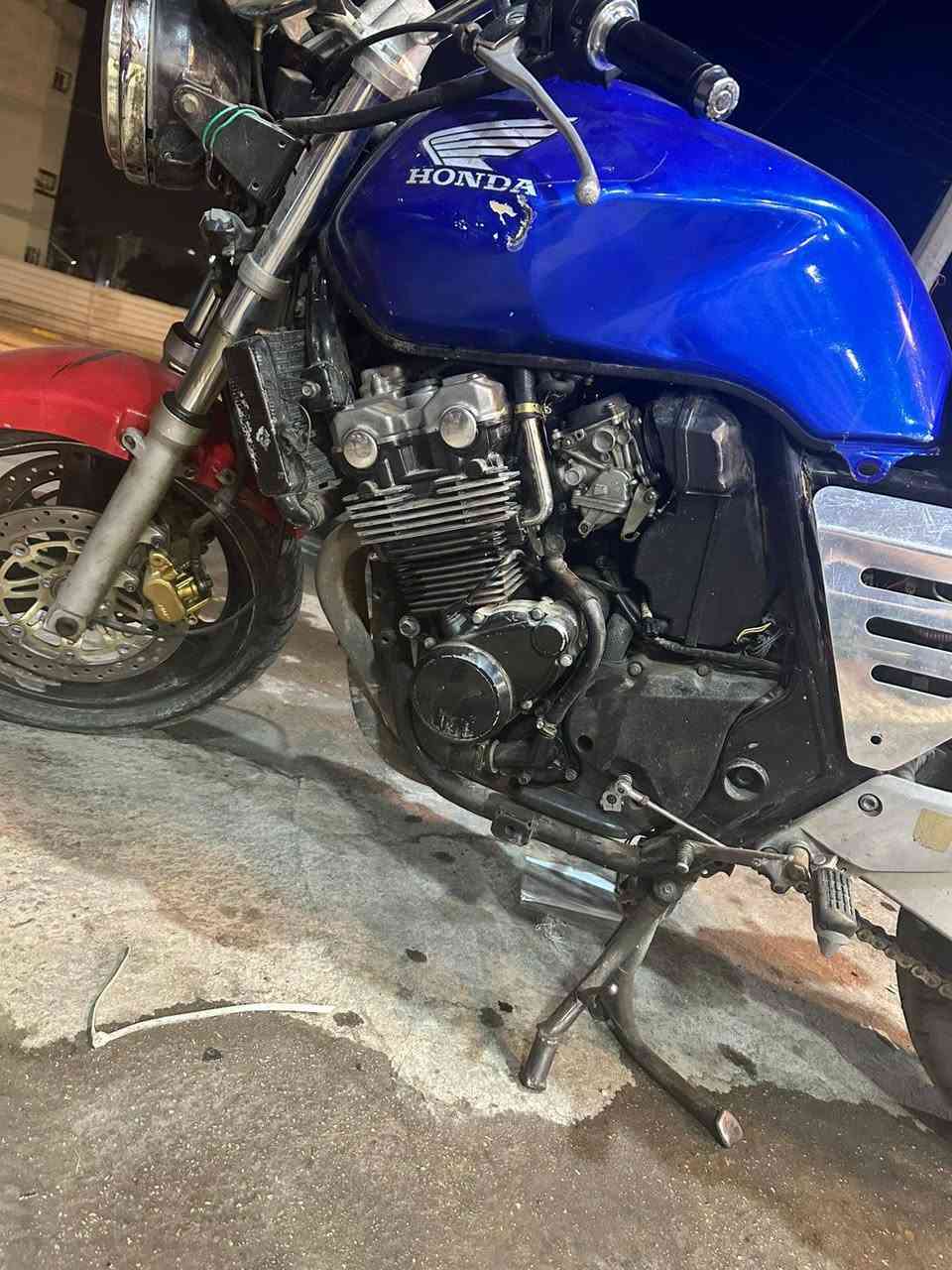 السلام عليكم سي بي400 الجيل الثاني كير ومكينه كفاله ناعمه كلش شلعه ومعدل🚀🚀 بدون اوراق ابيع كوم حديد كهرائيات كله شغاله يرادله ترتيبات جمبزيات سعر مليون و100 الف بيه مجال للطيبين او مراوس حسب القناعه مكاني بغداد السيديه ***********
