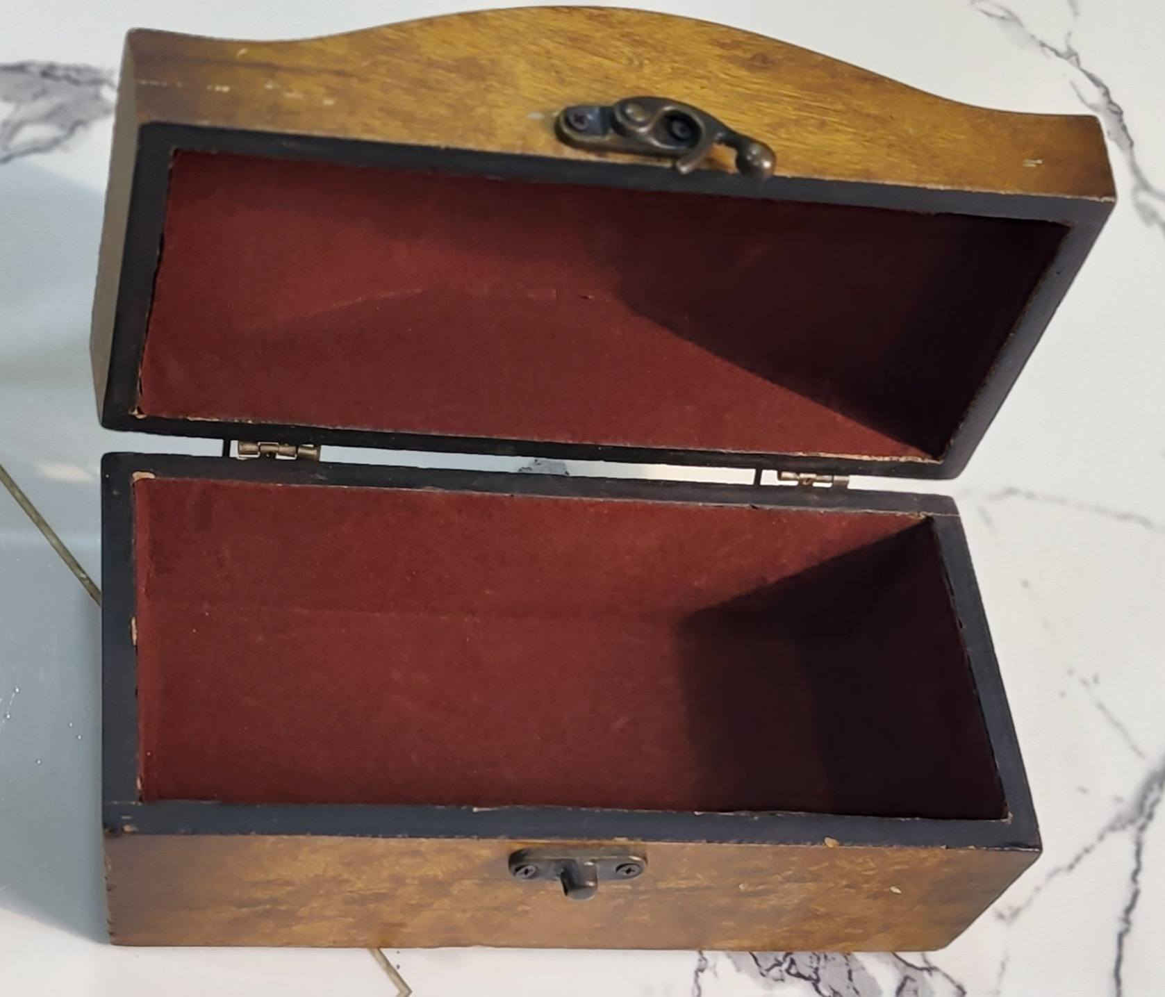 صندوق مجوهرات خشب فنتج مزين بزهور رزن مجسمة كلاسيكية قفل انتيكا جميل والداخل مبطن بمخمل ناشف ماروني 
 السعر 15 شامل التوصيل


**إذا كنت صاحب هذا الإعلان وتريد حذفه لأي سبب، رجاءا أرسل رسالة إلى الدعم الفني**