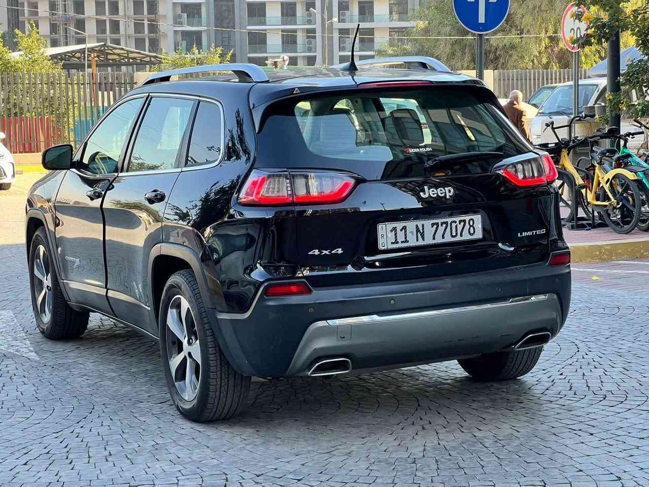 سلام عليكم للبيع جيب شيروكي بزون للبيع ٢٠١٩ فول موصفات ٦ سلندر بنوراما فور ويل جنطه كهرباء داخل جلد ابيض شاشه جبير كامره رادار ويل جبير ماشيه ٨٥ الف بيها جاملغ وبنيد وجاملغ خلفي جاهز السياره ب١٣٤٠٠ وبيه شي بسيط مكاني بغداد اليرموك ***********
