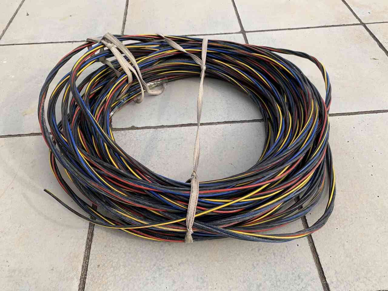 ضفيره 96 متر الاصلي 4خطوط  استخدام 6 اشهر  سعر المتر  الفين  ***********
