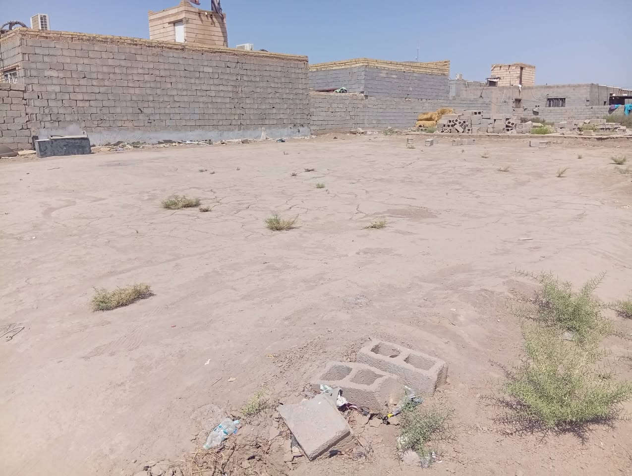 سلام  عليكم  قطعة للبيع مكان بني زيد السليمان وره مركز شرطه مساحه ٣٠٠متر متوفر ماي كهرباء مجاري مدرس متوصطه وبتدائيه رقمي ‏‪***********‬‏
