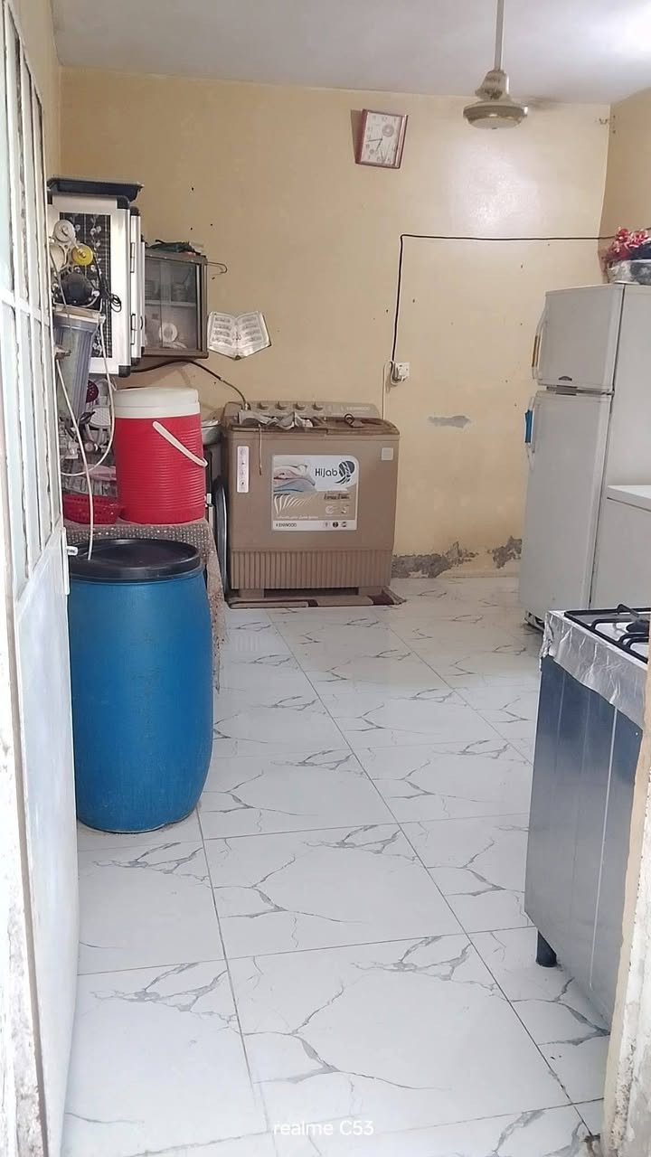 السلام عليكم دار للبيع مساحة 250 تجاوز في بعقوبة كاطون الرزاي شارع المدارس يحتوي على 3 غرف واستقبال وصاله كبيره ومطبخ  حمام داخلي السعر خاص ***********
