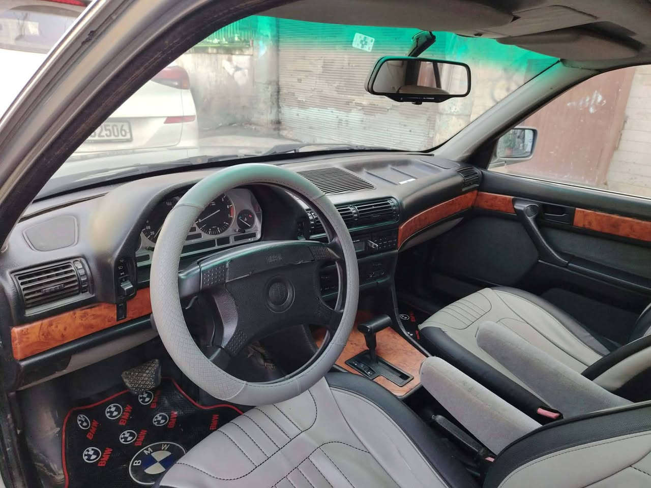 السيارة.  ؟    🤲🏻         (اي حبيبي للبيع) 
اصوليه؟             ✔️            (  سنويه 30 كابون بانزين ورقه) 
شنو نوعه؟                          ( بي ام دبليو  ) 
 وين مكانك؟               🫣          (موصل دواسة) 
تكدر تجيني لفلان مكان؟       🥺  (لا)
)  
شكد سعره؟؟          🤑                  (وبيه55) 
شنو مجالهه         🌹                            (بيه مجال حك الجيه ) 
دزلي رقمك.                                  (***********) (بي واتساب)
موجود على الخاص                       ( اي حبيبي موجود).
