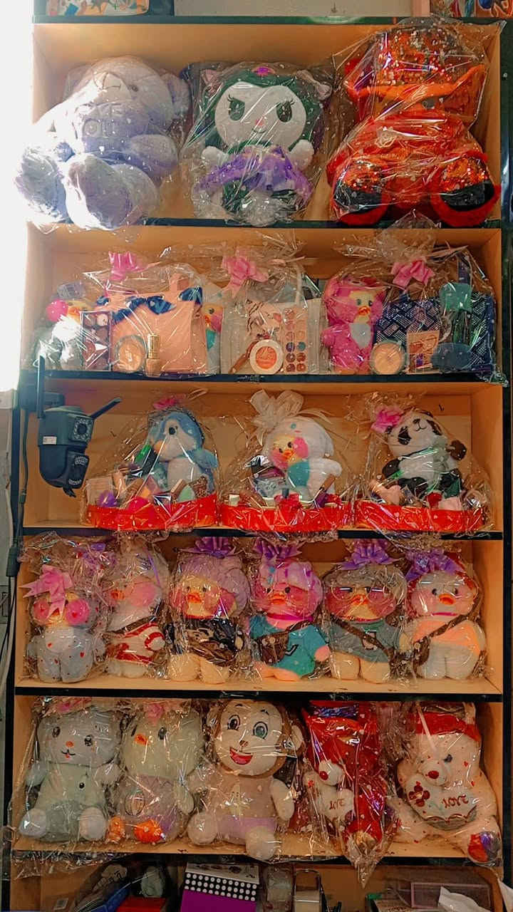 أجواء الميلاد بدأت يم سنتر كيمو🎅
أشجار أوربية كثيفة وفخمة، ملابس الاطفال بابا نويل وانواع الهدايا الرجالي والنسائي كرات زينة راقية، غزلان أنيقة، وبابا نوئيل يضيف لمسة سحرية لكل زاوية 🎁
متوفرة أيضًا جميع أنواع النشرات الميلادية بألوان وتصاميم مميزة ❤️
خلي ديكور بيتك يلمع بروح العيد ✨
تعالوا شوفوا التشكيلة الحصرية قبل لا تخلص 🌟***********
