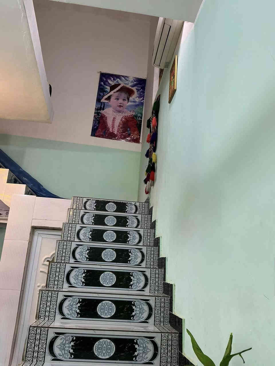 اعلان 
بيت للبيع بحي النفط   المساحه 100 متر 
سنة البناء 2021
البيت طابق ونص يتكون  الطابق الأول من غرفه وصاله واستقبال ومطبخ  وصحيات  ومنور داخلي  
ط 2 غرفه. وصاله. ما مسكوفات 
السعر65 وبي مجال بسيط 
تفاصيل اكثر مراجعه مكتب الساعي للعقار 
او الاتصال بالارقام التاليه 
***********
***********
***********
عنوان المكتب سايدين حي الشرطه مقابيل اسواق ريتاج 🧿
