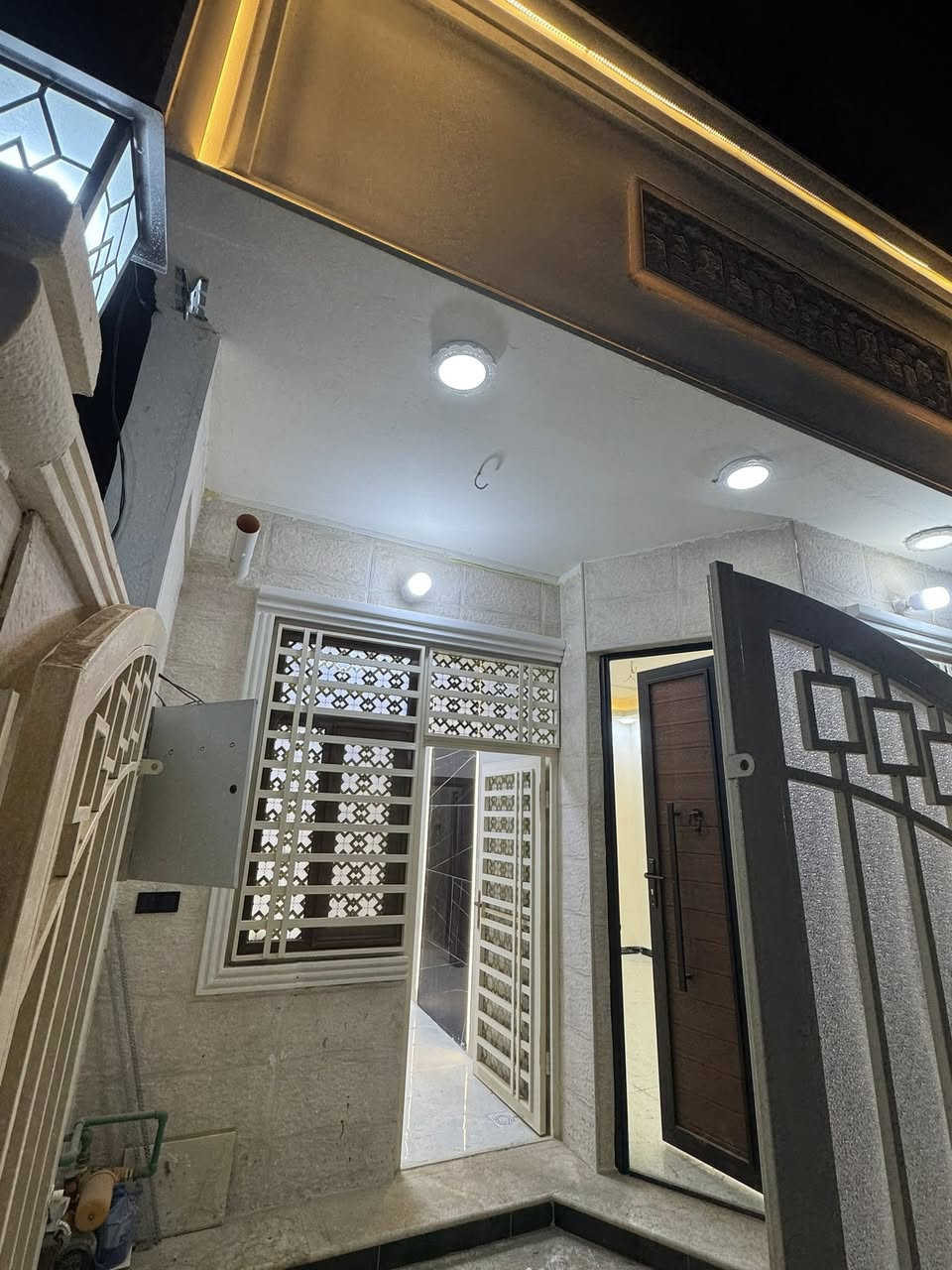 سلام عليكم  
بيت 100 متر واجهه 6 وربع نزال 16 طابق واحد 
كربلاء البوبيات الودي عمود 31 
للاستفسار اكثر اتصل 
***********

