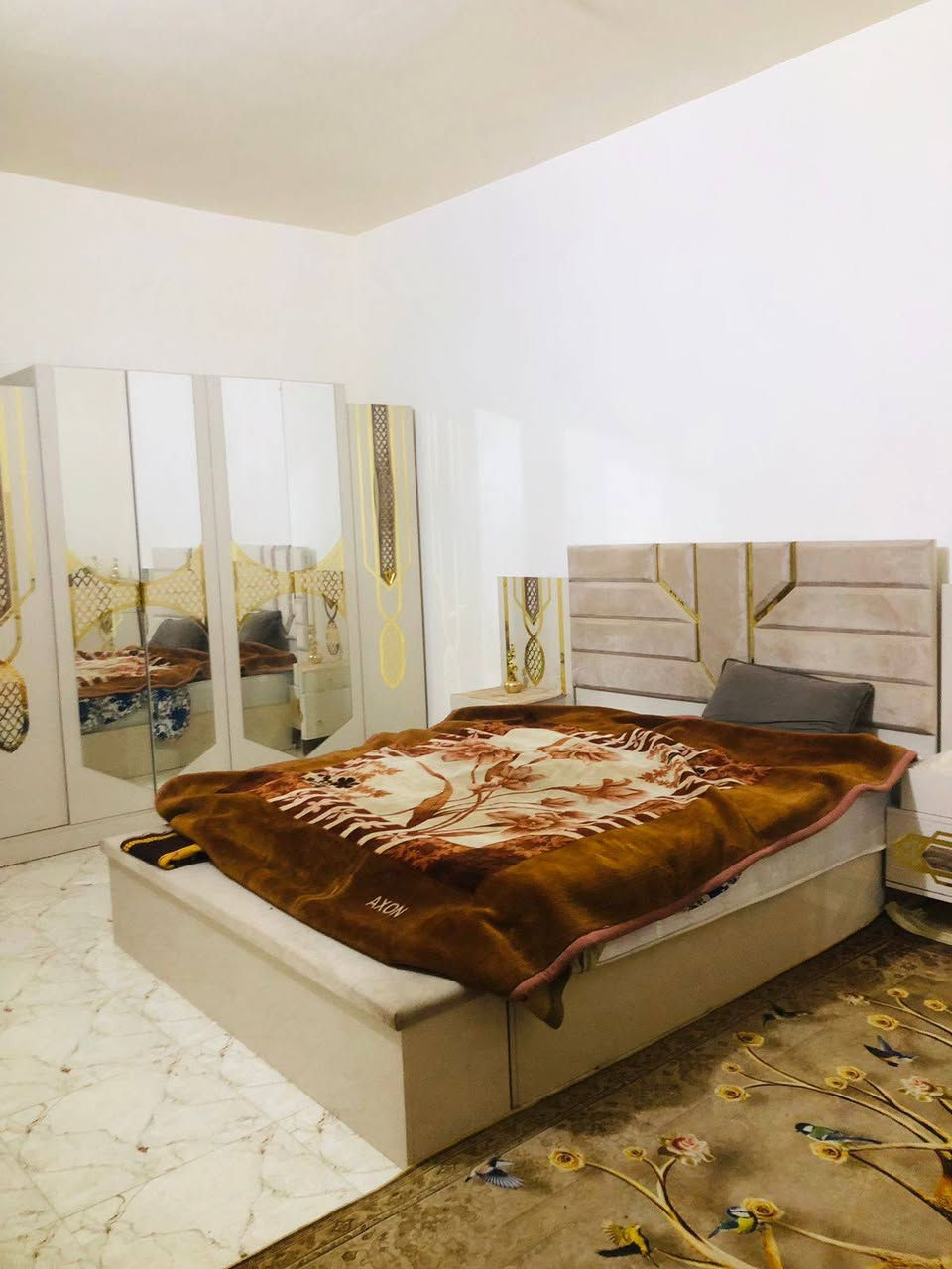 مشتمل طابقين بناء طابوق حديث ضلع منفصل وسقف منفصل للبيع المساحة ١٢٥ متر الوجه ٦ وربع ونزال ٢٠ المكان فلوجة حي الأمين منطقة ال ١٦ قريب على جامع السلام شارعه ١٠م
المحتويات

الطابق الأول
طرمة وتواليت ومطبخ وديوانية ومناور عدد ٢ وغرفة نوم

الطابق الثاني
غرفتين نوم وصاله وصحيات
ودرج خارجي للسطح

السعر المطلوب بي ١٢٥ مليون وبي مجال للاستفسار الاتصال على الارقام التالية

*********** واتساب
***********
