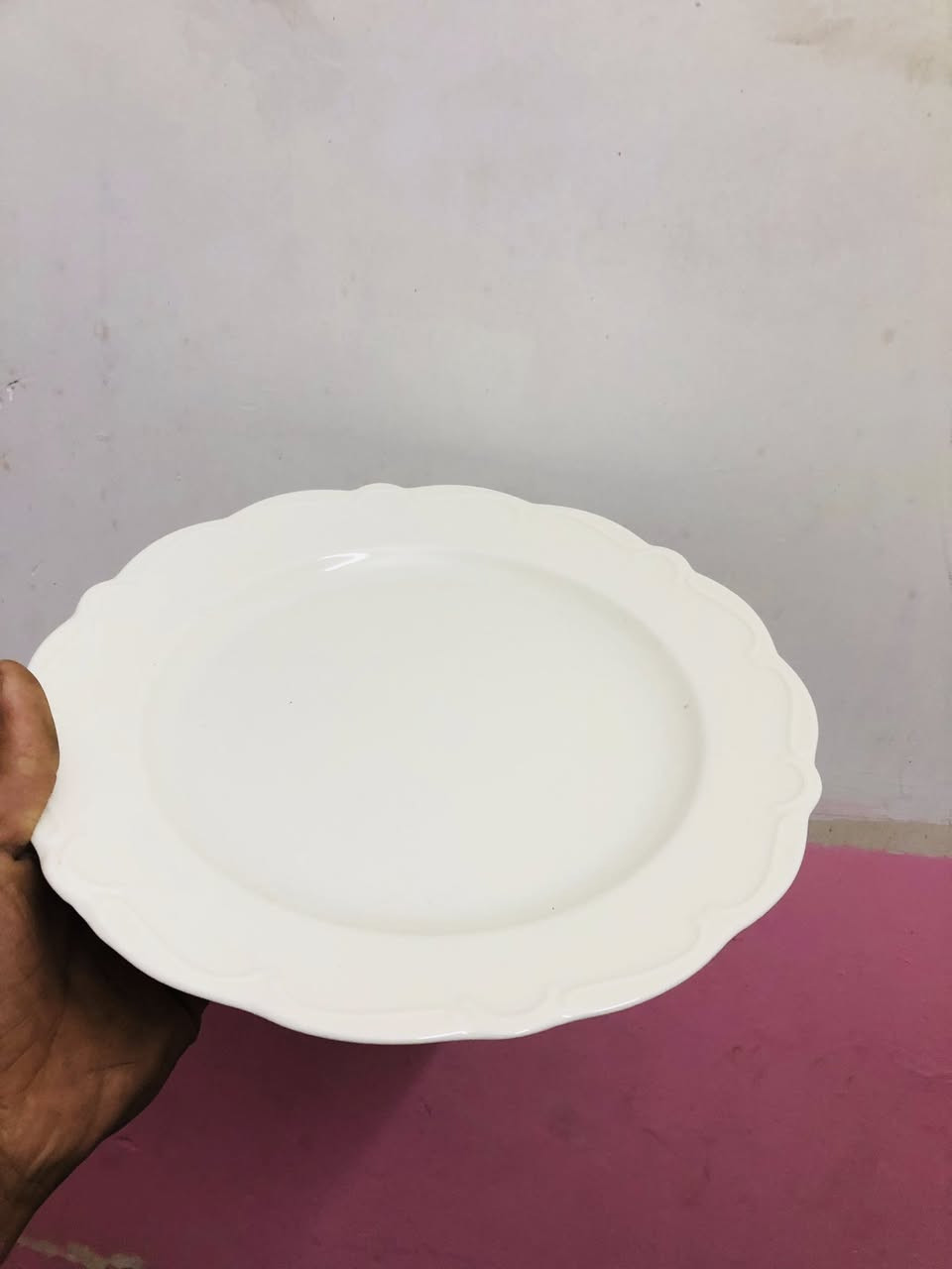 فرفوري ابيض عندي كميه خير من الله كلمن وسعره الحجز واتساب ***********
