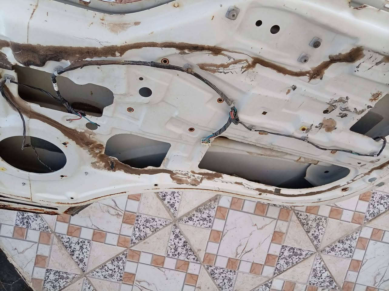 السلام عليكم عندي باب كيه بومه 2012 بلاديه السعر 250 وبيه مجال مكان بابل رقم الهاتف ***********
