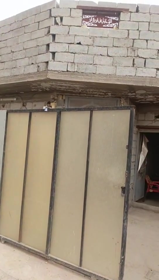 سلام عليكم بيت البيع مساحه 150 طابقين بي اربع غرف نوم سعر مناسب 25 و بي مجال خدمات كهربائي و مي خير من الله مكان المحمودية حي العسكري ***********/***********
