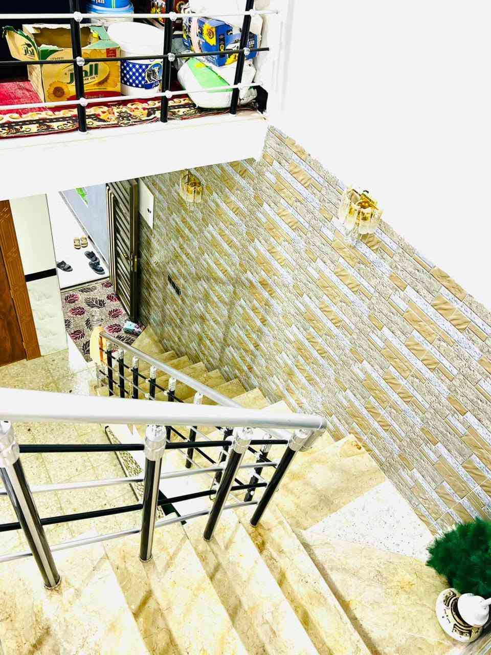 دار للبيع 📢 100متر طابق ونص حي النداء شارع المجمعات بظهر شارع 60 مال الاطفائيه منطقه 52 بناء حديث طابوق نهروان والارضيه كاشي وسقوف ثانويه بيت احلى من الصور الطابق الاول يحتوي على استقبال مفتوح ع صاله باب دفتري ومطبخ وحمامات 2 وغرفه والطابق الثاني غرفه وصاله وحمام السعر 95 وبيه مجال للاستفسار *********** النجف, العراق

