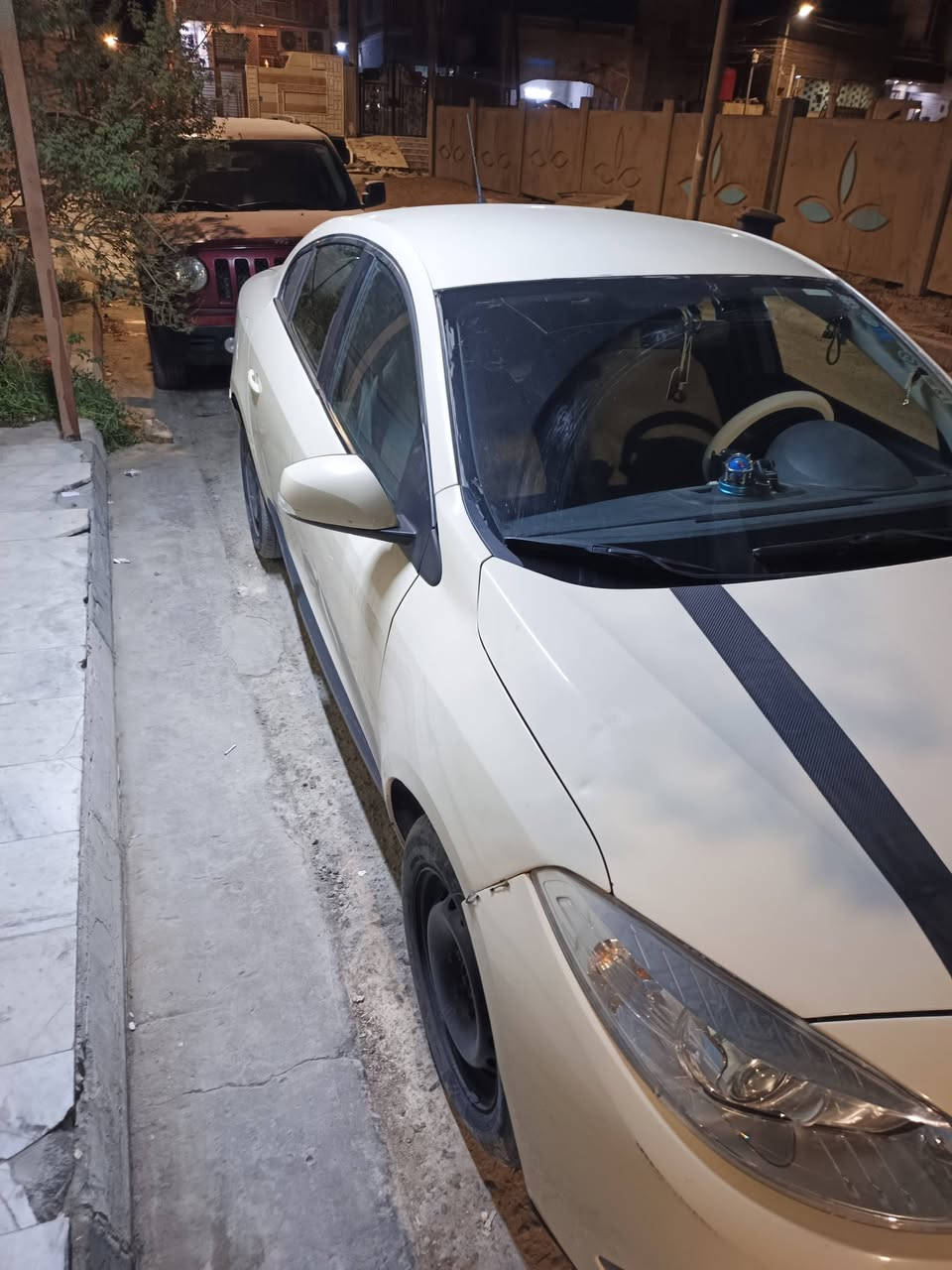 رينو فلاونس 2016 مكينه نسيان سني بلادي سياره نضيفه نقصها فقط حداديه اماميه دواخلها نضيفه سعر 75 وبيها مجال 
رقم ***********بي واتساب واتصال موجود دأما
