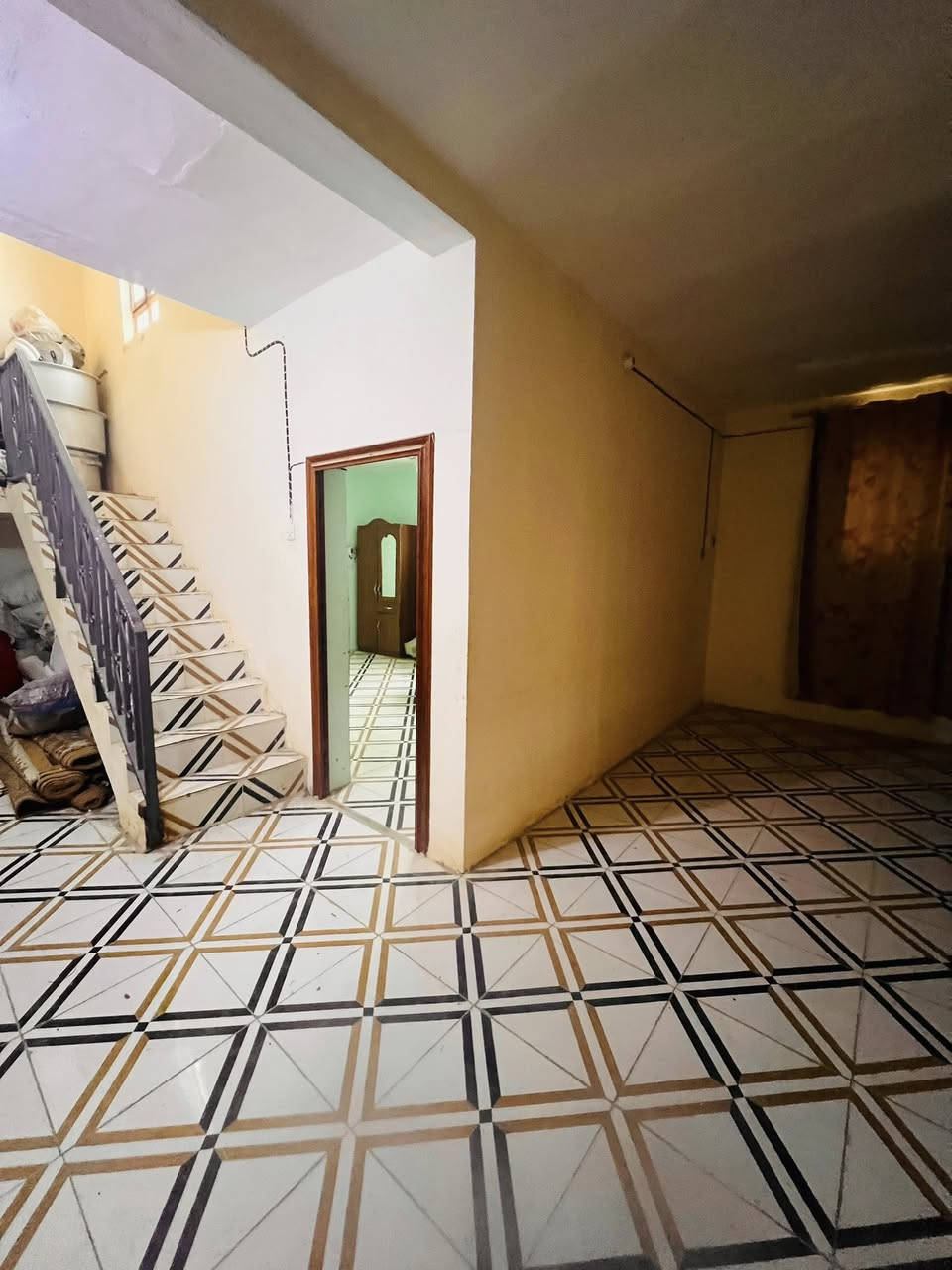 (#أَعَــــــــــــــــــــلَأَنَ) 
   ((#مكتــب_شمــس_الباحــث_للعــقارات_السماوة))

دار للبيع ▪️ في حي الصدر قرب جامع الرحمن   

المساحــه ▪️229 m ركن  طابقين

 يتكون من 4 غرف  نوم صاله استقبال مطبخ ومجمعات صحيه ملاحظه بناء قديم مرمم حديثا   

لمعرفه السعر اكتب يالله او تم توصلك كل التفاصيل 

#حاب_تعرض_عقارك_كل_ماعليك_مراسلتنا_على.          _الخاص_أو الأتصل_على_أرقام_المكتب https://www.facebook.com/shamsalbhith?mibextid=LQQJ4d

     شمس الباحث للعقارات السماوة 
                       بأدارة    
             ابو مؤمل الفرطوسي      
                  ***********      ***********

(🌹#شعارنا_الأمانة_والثقه_والأخلاص_في_العمل🌹)
