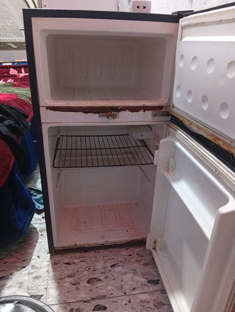 السلام عليكم ثلاجات اتنين البيض نظيف كلش والحمراء متوسطه تبريد فول اتنينهن البيضه 75 والحمره 50 بيهن مجال قليل *********** الناصريه مركز شارع العياده حي المالكي
