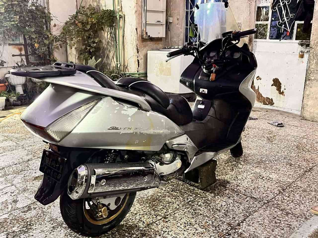 السلام عليكم شباب دراجه سلفر ونج  محرك مكفول نضافه كفرات شوفه عينك الدراجه تايرات جدد باتري جديد مانقصه شي والكفر الامامي يرادله بس تطبيك مانقصها شي الدراجه السعر 1700 وبيها مجال للطيبين
مكلف بنشر صاحب الدراجه هاذ رقمه ***********
