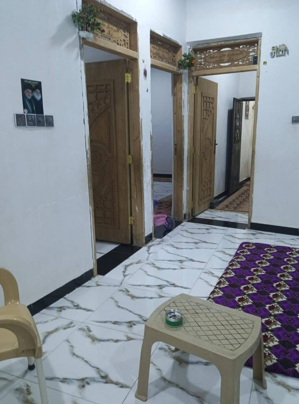 السلام عليكم 
الدار للبيع 
المكان آل مراد خلف الملعب إلي بشارع السياسيين 
البيت كامل مكمل ما ناقصه شي 
عكاده حديث بناء ٢٠٢٥
غرفتين وصاله واستقبال ومطبخ حار وبارد وحمام داخلي نظام سويت وطارمه ومجمع صحيات خارجي 
للاستفسار الاتصال على الرقم ***********
