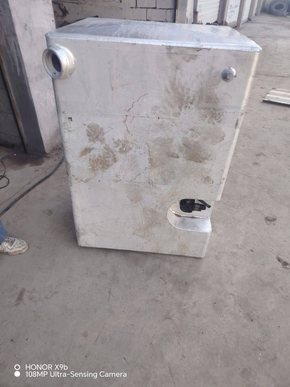 السلام عليكم للبيع تانكي كاز مربع فافون طول(114) العرض(80) والارتفاع(65) طوافه ويا موجوده بلاديه تانكي جديد صفر سعره 4اوراق وبي مجال مكاني كركوك ***********/***********
