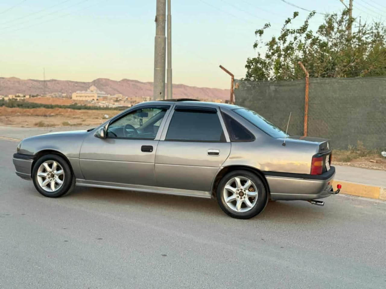 فيكترا موديل ١٩٩١  مه كينه ٢٠  ره قه م هه ولير سه نه وي  تازا به سه ر جوه سيار زور جوان فول فول به س گير عادي ئاوينه كاربايه ١ وه رقه خرامه له سه ر  به ناو كرديني به شه رت *********** سحري ٣٧ وه وقه كه م ماجال Singapore
