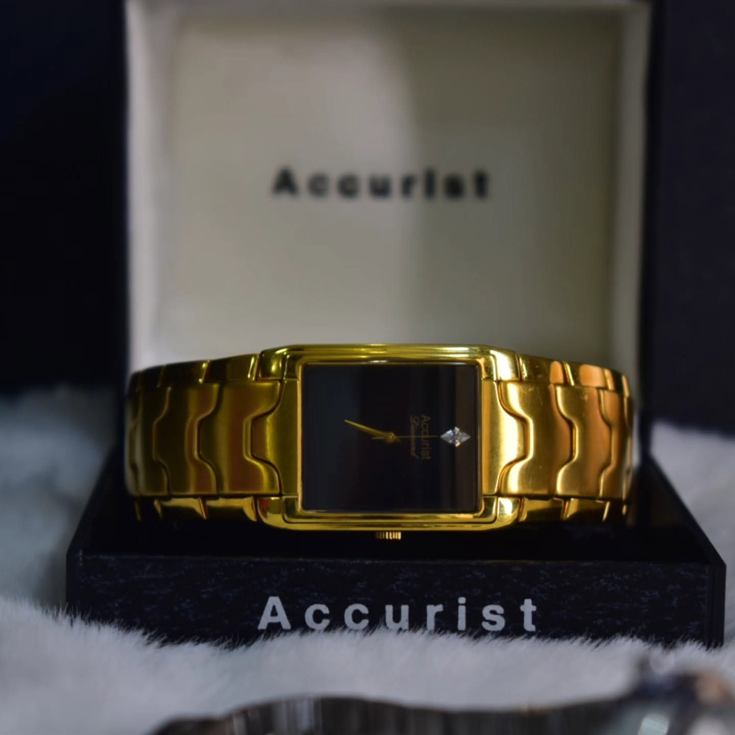 ✨ ساعة Accurist الأصلية ✨
🖤 تصميم مستطيل أنيق بلون ذهبي فاخر مرصعة بحجر دايموند لامع عند 12 يمنحك إطلالة راقية ومميزة.
⌚ المواصفات:
✅ الماركة: Accurist
✅ تصميم كلاسيكي فاخر.
✅ هيكل وسوار من الستانلس ستيل باللون الذهبي.
✅ قرص أسود أنيق.
✅ حركة كوارتز دقيقة.
✅ زجاج مقاوم للخدوش اليومية.
✅ مناسبة للمناسبات الرسمية والاستخدام اليومي.
✅ تأتي مع علبتها الأصلية كما في الصورة.
🌟 إذا كنت تبحث عن ساعة تجمع بين الفخامة والأناقة فهذه القطعة تستحق أن تكون ضمن مجموعتك.
📦 توصيل إلى جميع محافظات العراق. 📞 للاستفسار والطلب: *********** ***********
العنزي للساعات "النظرة الأولى من ساعتك." ⌚✨
