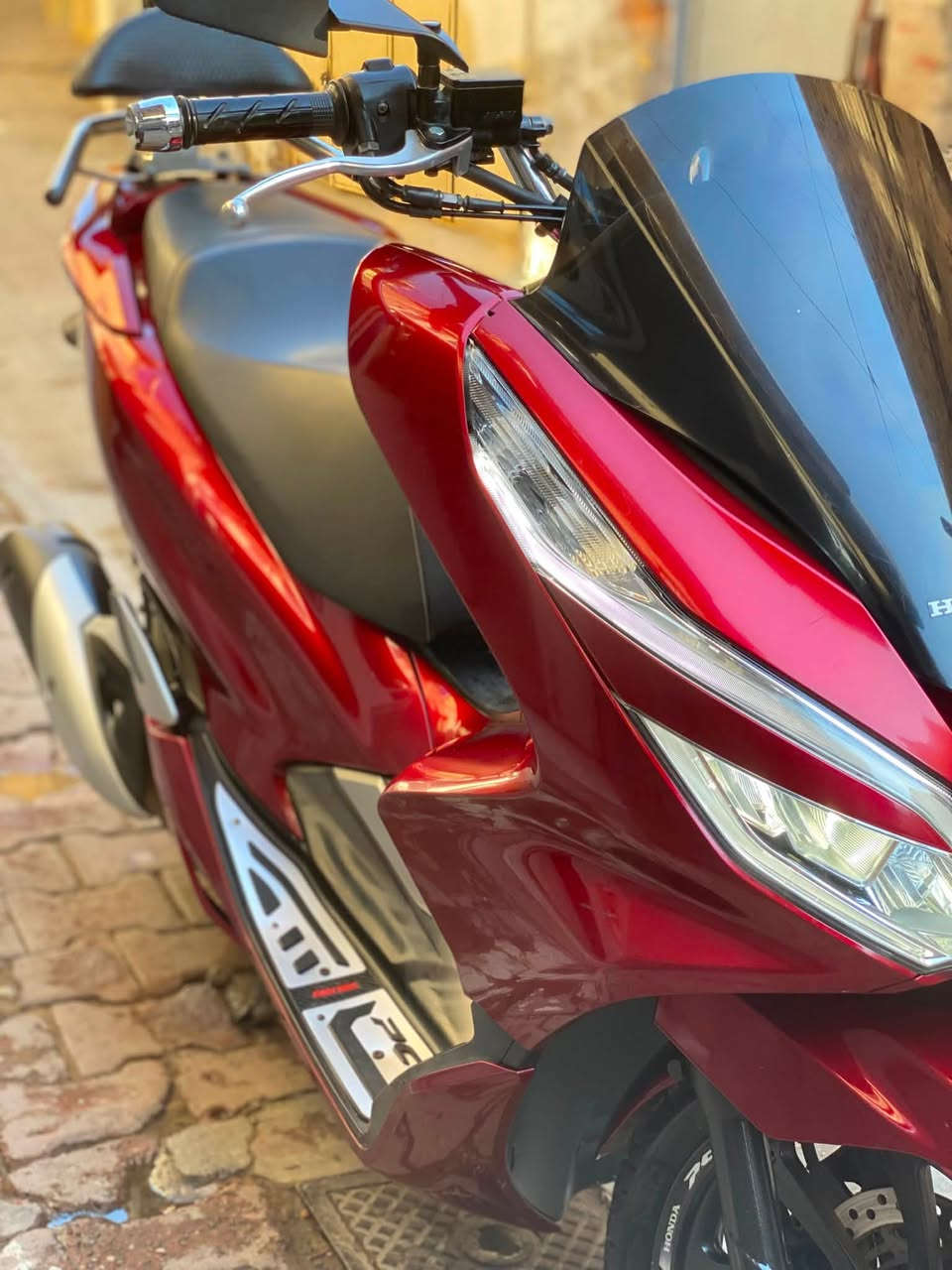 السلام عليكم شباب
للبيع دراجة pcx 2020 جيل ثالث 
بصمة نازلة من كلشي وكلاشي كفاله شرط 

رقم الشاصي JF81 ياباني 
لون مميز كرزي او ماروني 
عداد مسافة 33 الف حقيقي 
حجم المحرك 125cc 
تايرات خلفي امامي مشلن 
بخطوط الشركة 
بصمه دكمتين + مفتاح طوارئ 
دوسات نيكل اصليات 
تجوه خلفية اصليه مو تجارية 
قاعدة تليفون 
مري شفط اصليات 
حساس زدحام + ستان كهربائي 
عده سباين جوه كشن كامله 
اوراق منفيس شغلاته كامله 
مكمله كفاله عامه من طول للطول 
وين ميعجبك تفحص من باب تاخذه 

رقمي *********** 

العنوان النهظة شارع الشيخ عمر 
قرب باجة الحاتي
