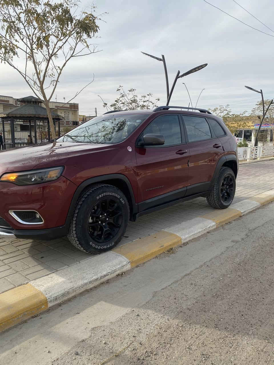 وحش امريكي جيب
شيروكي ترايل هوك ٢٠٢١ 
فول مواصفات 
تشغيل عن بعد 
رادارات 
حساسات 
اشاير مري 
رادار جانبي مع هيتر مري جانبية 
تحديد مسار 
تحكمات ستيرن 
كشن كهرباء جلد. تدفئة تبريد 
ستيرن تدفئة 
فتحة سقف نصف بنوراما 
رقم اربيل بسمي سنوية ورقم انكليزي جديد 
المحرك 3.2 v6  المرغوب 
خمس انظمة قيادة 
لايتات زنون ذكية 
بصمة ابواب مع ترحيب ذكي 
ماشية ٥٢… الف فقط 
ضربتها ب امريكا خشم البنيد عكس السايق 
نصف جاملغ وربع بنيد 
سبير منازل 
مكانها الرمادي 
***********

السعر كلش مناسب بيع سريع وتحويل ثاني يوم عليها غرامة ٢٠٠$ تنكطع من الحساب ترجعلك
