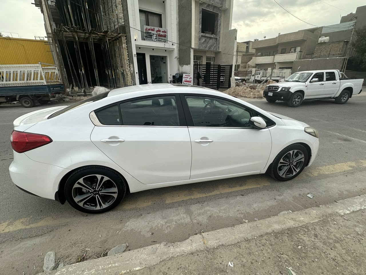 السلام عليكم سيراتو للبيع مديل ٢٠١٥ بدون صبغ بيهة بس هاي الضربه الموضحه بل صوره وارد ايراني فول مواصفات ماشيه ١١٢كيلومتر 
للستفسار             ***********.        ***********
