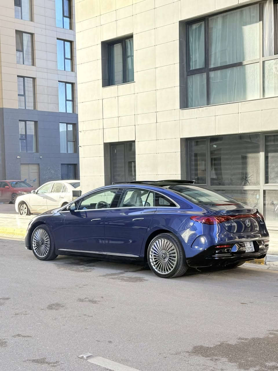 للبيع مرسيدس-بنز EQE 350 4MATIC
موديل 2024
🔹 اللون الخارجي: أزرق مميز
🔹 اللون الداخلي: أبيض فاخر
🔹 الممشى: 3,000 كم فقط
🔹 الدفع: رباعي 4MATIC
🔹 سيارة كهربائية بالكامل

✨ المواصفات الرئيسية:
✔ سقف بانوراما
✔ جكات (تعليق) هوائية AIRMATIC
✔ شاشة وسطية كبيرة (هايبر سكرين)
✔ شاشة خلفية للركاب
✔ مقاعد كهرباء مع ذاكرة
✔ دخول وتشغيل بصمة
✔ إضاءة داخلية محيطية (Ambient Light)
✔ كاميرات 360 درجة مع حساسات كاملة
✔ أنظمة أمان ومساعدة قيادة حديثة

▪ حساسات أمامية وخلفية متكاملة
▪ نظام المحافظة على المسار
▪ نظام مراقبة النقطة العمياء
▪ نظام تثبيت السرعة الذكي
▪ نظام فرملة الطوارئ التلقائية
▪ نظام تنبيه حركة المرور الخلفية
▪ أنظمة قيادة شبه ذاتية

🔋 البطارية والأداء:
✔ نوع البطارية: ليثيوم أيون
✔ سعة البطارية: تقريباً 90 كيلوواط
✔ مدى القيادة: يصل تقريباً إلى 600 كم بالشحنة الواحدة
✔ تدعم الشحن السريع DC

📌 ملاحظة مهمة:
▪ حادث سطحي بدون أي ضرر بالهيكل الداخلي
▪ جميع الدواخل وكالة ومكفولة
▪ بدون ايرباك 
▪ قطعة واحدة صبغ فقط

💰 السعر: 43,000 دولار

📩 للاستفسار التواصل ***********
