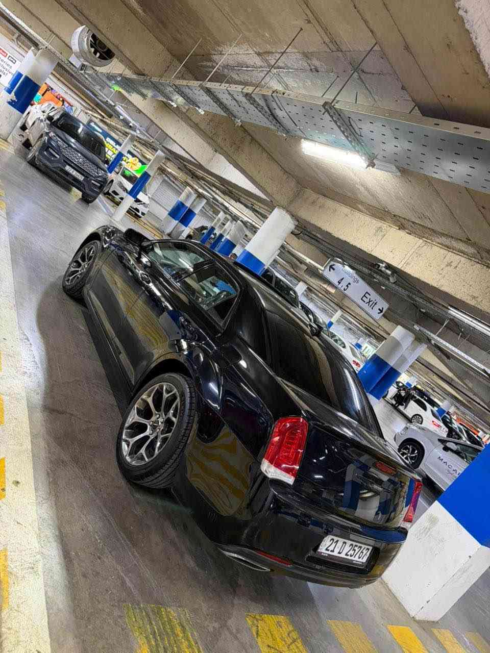 كرايسلر اوباما300C . 
الخوان فقد البيع ما ارواس 
‎ ❤️    //..ممتواجد خاصا
وينة ليدور نضافة     الون السود 
 (اقره المنشور قبل ماتخابرني و بيك خير وتدلل))

الموديل : 2016  . ( ) . 

العداد :  . ماشيه (70) .ميل
المحرك : V6  3.6L
 
المواصفات :
* الواجهة الأماميه بجم عريض 
* پانوراما . 
* نقطة عمياء . 
* حساسات امامية خلفيه .
* مصابيح امامية زنون مع LED . 
* ويل قياس 20 أنج . 
* حساسات خلفية .  
* شاشه كبيرة مع نظام ملاحة نفكيشن GPS .
* سستم صوت باز مع سماعات بريميوم  مع دمام صندوق
* مقصورة الركاب من الجلد الفاخر .  
* مقاعد أمامية كهربائية عدد 2 . 
* مقاعد أمامية وتدفئة . 
* تشغيل عن بعد .  
* تدفئة ستيرن . 
* محدد سرعة . 
* تلفون بلوتوث . 
* كاميرا خلفية .
* مرايا متحسسة للاضاءة العالية .
* كير شفتات بالستيرن . 
* دخول ذكي (بصمة) .
* اشاير بل مري
السياره بيها الچملخ السبغ البونيت كلير امريكي 
زايد الچملخ الخلفي بل العراق بيها شبرين الجيهت السكن 
 الباقي كفاله عامه    
رقم ا الجديد بأسمي تخم تايرات جديد السياره احلا من الصور 
مكانها اربيل 
السعر 208الورقه بيها مجال الطيبين 
للاستفسار *********** 
الوتساب
***********
‏***********🇮🇶 أربيل, العراق
