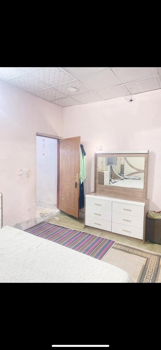 بيت للبيع كلش مرتب زعفرانية شارع الزوراء مقابيل شركة الزوراء  واقع حال مساحة 75متر يحتوي البيت على حمام خارجي واستقبال  ومطبخ وغرفةمنام كبيرة   ومنور  سعرة قفل ١٤ مليون الاتصال ***********
